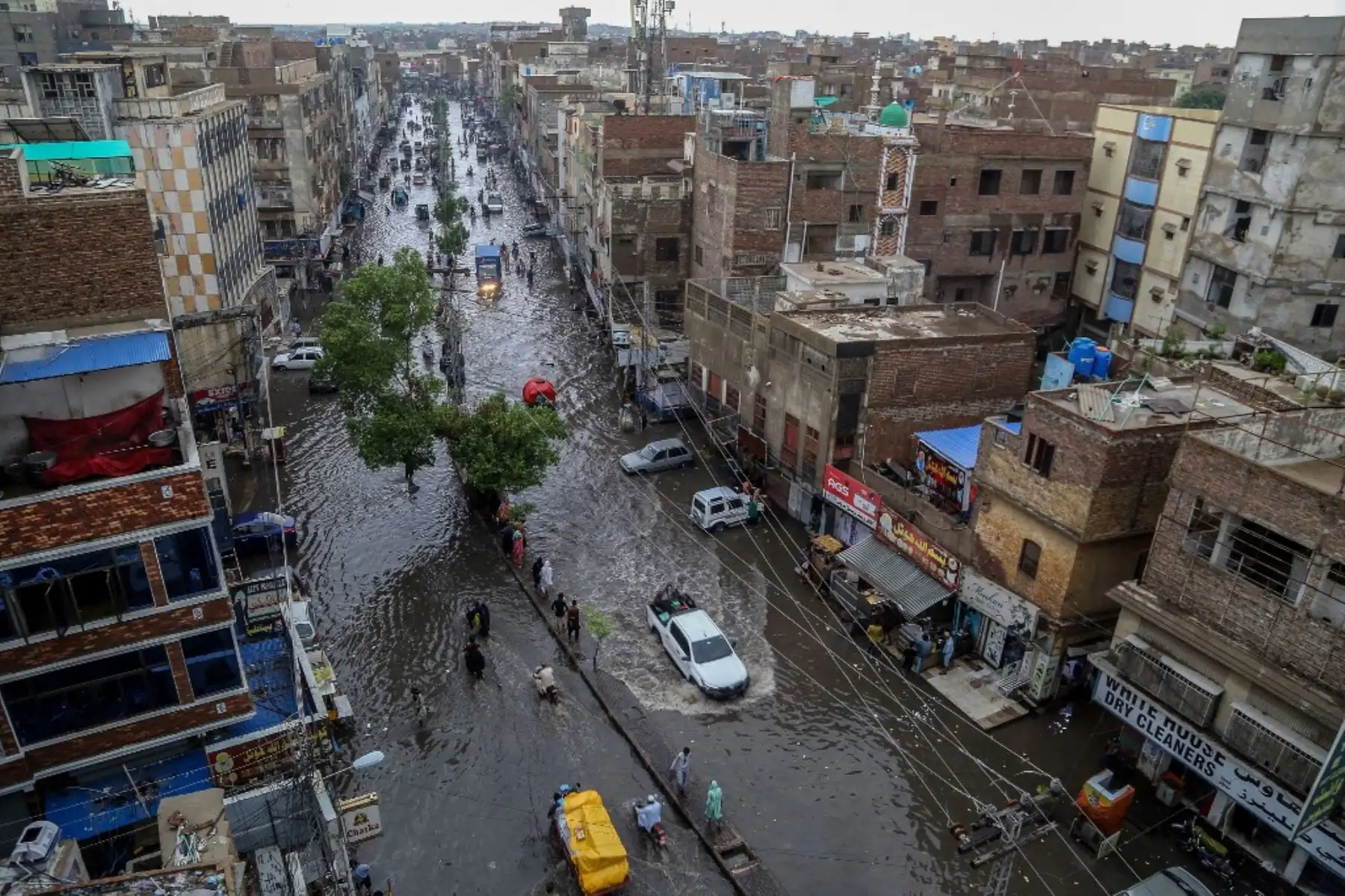 Las lluvias monzónicas en Pakistán se han relacionado con más de 110 muertes, incluidas docenas de niños, desde que llegaron a fines de junio, según cifras del gobierno publicadas. AFP