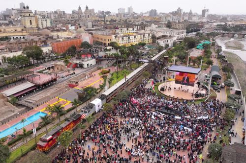 Alcalde de Lima, Rafael López Aliaga  realiza la presentación oficial de los coches galería y locomotoras del futuro Tren Lima