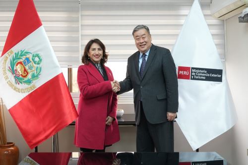 La viceministra de Comercio Exterior, Teresa Mera, y el embajador de la República Popular China en el Perú, Song Yang, sostuvieron reuniones respecto a la optimización del TLC entre ambos países. Foto: Cortesía.