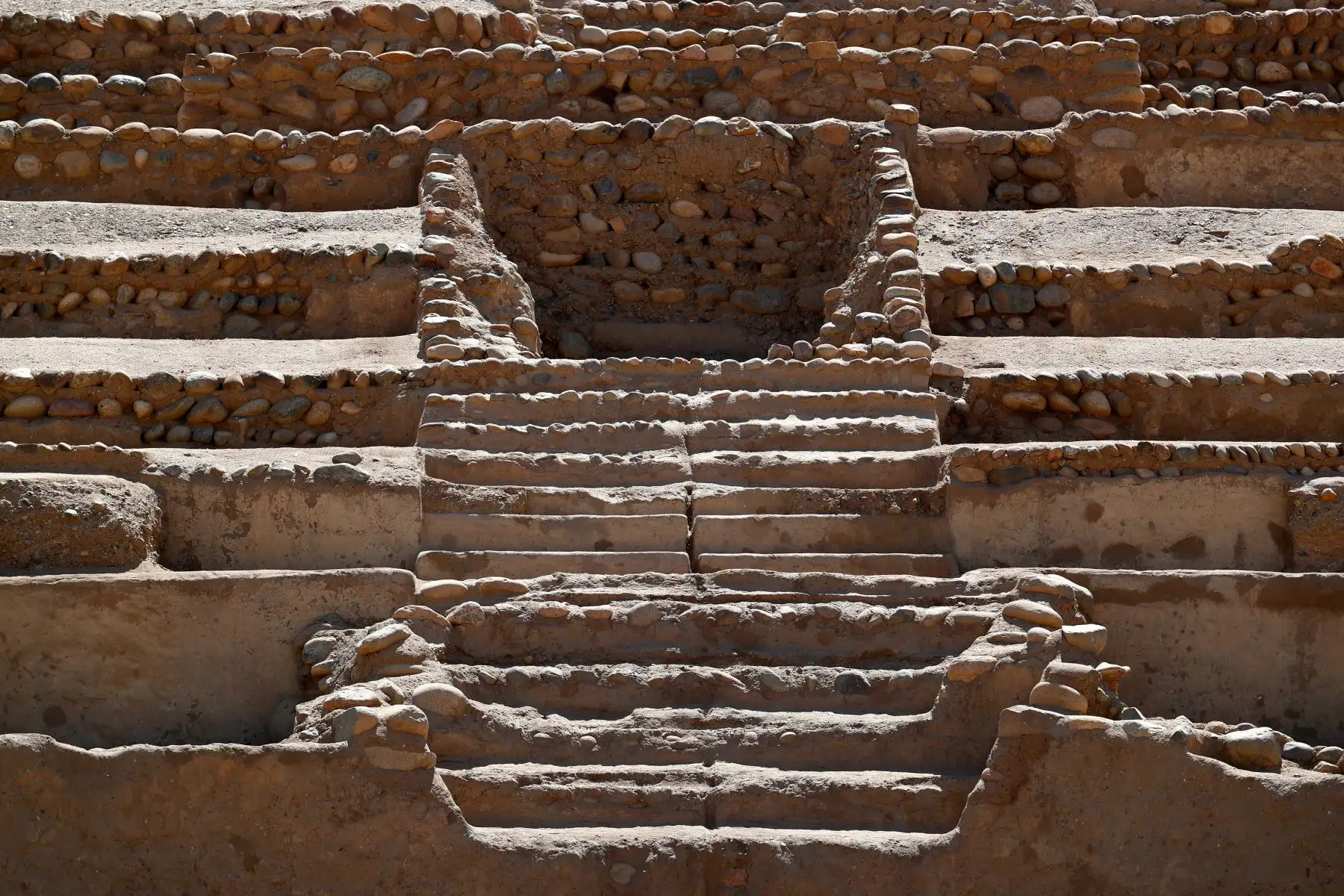 El sitio arqueológico de Peñico en Supe, Lima región, asociado a la civilización Caral, está conformado por edificios públicos monumentales y conjuntos residenciales, que abarcan 16,6 hectáreas. Recientemente se implementó un centro de interpretación para los visitantes. Foto: ANDINA/Daniel Bracamonte