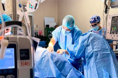 Un total de 16 especialistas en cardiología y cirugía cardiovascular de la Red Nacional del Corazón (Renacor) del Hospital Nacional Dos de Mayo (HNDM) buscan mejorar calidad de vida de 15 pacientes seleccionados que necesitan con urgencia una cirugía.  Fotos: Minsa Móvil