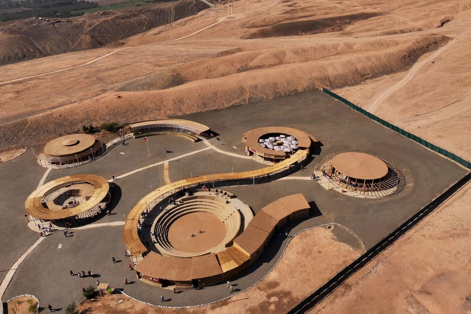 El sitio arqueológico de Peñico en Supe, Lima región, asociado a la civilización Caral, está conformado por edificios públicos monumentales y conjuntos residenciales, que abarcan 16,6 hectáreas. Recientemente se implementó un centro de interpretación para los visitantes. Foto: ANDINA/Daniel Bracamonte