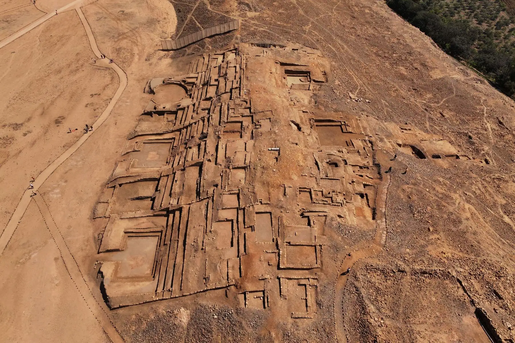 El sitio arqueológico de Peñico en Supe, Lima región, asociado a la civilización Caral, está conformado por edificios públicos monumentales y conjuntos residenciales, que abarcan 16,6 hectáreas. Recientemente se implementó un centro de interpretación para los visitantes. Foto: ANDINA/Daniel Bracamonte