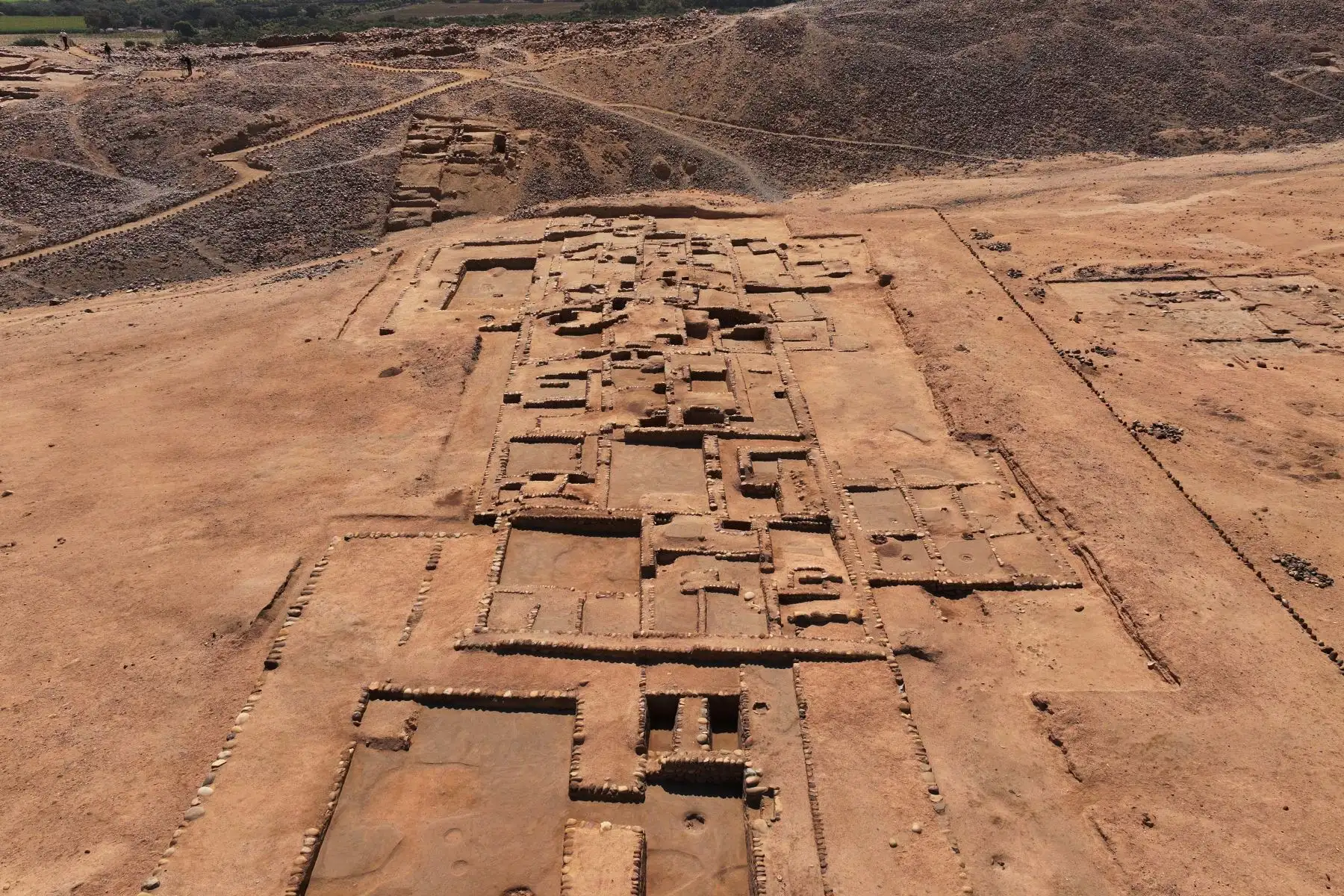 El sitio arqueológico de Peñico en Supe, Lima región, asociado a la civilización Caral, está conformado por edificios públicos monumentales y conjuntos residenciales, que abarcan 16,6 hectáreas. Recientemente se implementó un centro de interpretación para los visitantes. Foto: ANDINA/Daniel Bracamonte