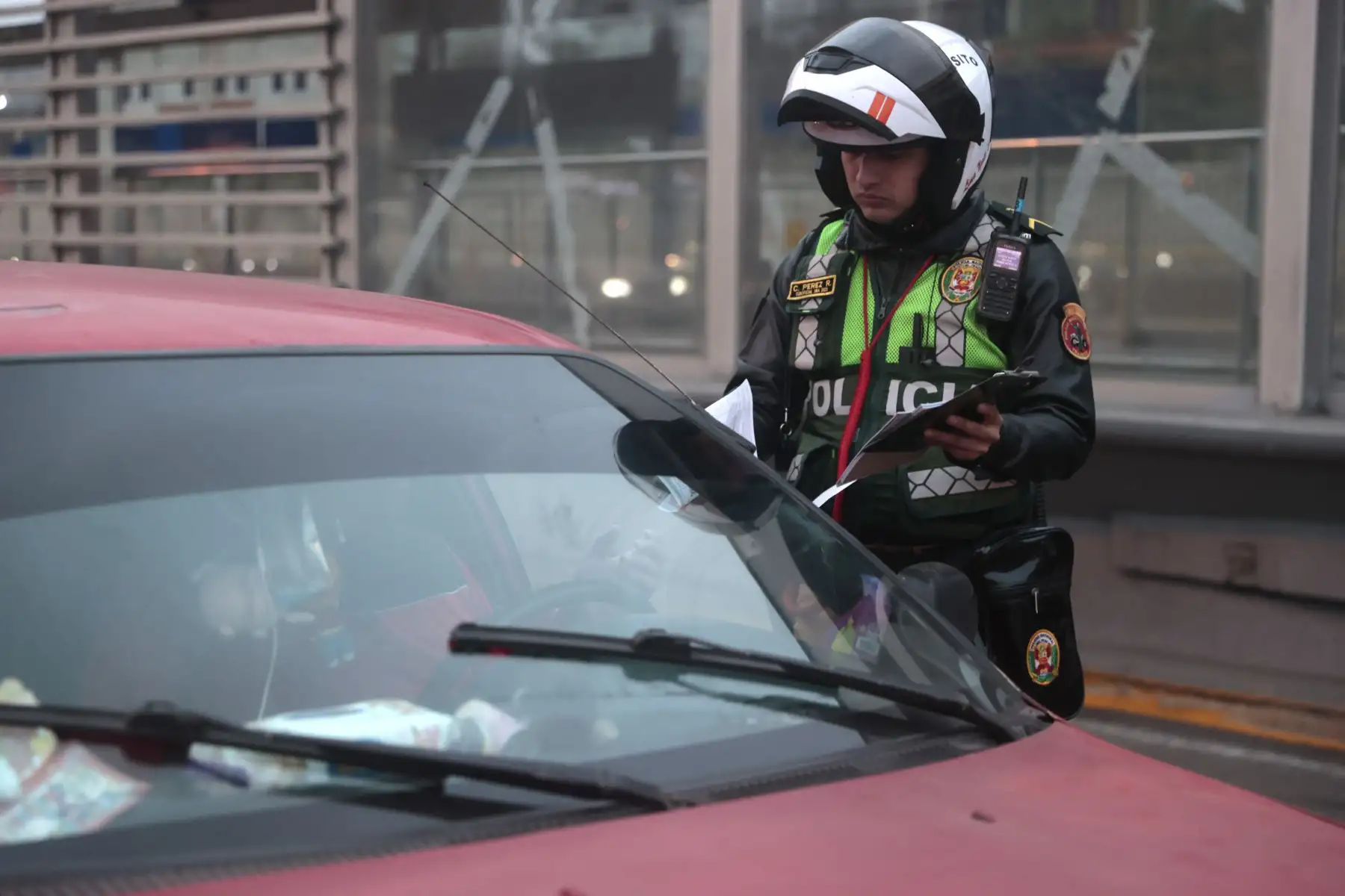 La Autoridad de Transporte Urbano para Lima y Callao (ATU), en coordinación con la Policía Nacional del Perú (PNP) realiza un operativo para detectar y sancionar a los conductores de vehículos particulares que invaden la vía exclusiva del Metropolitano. En estación Honorio Delgado del Metropolitano, San Martín de Porres 
Foto: ANDINA/Vidal Tarqui