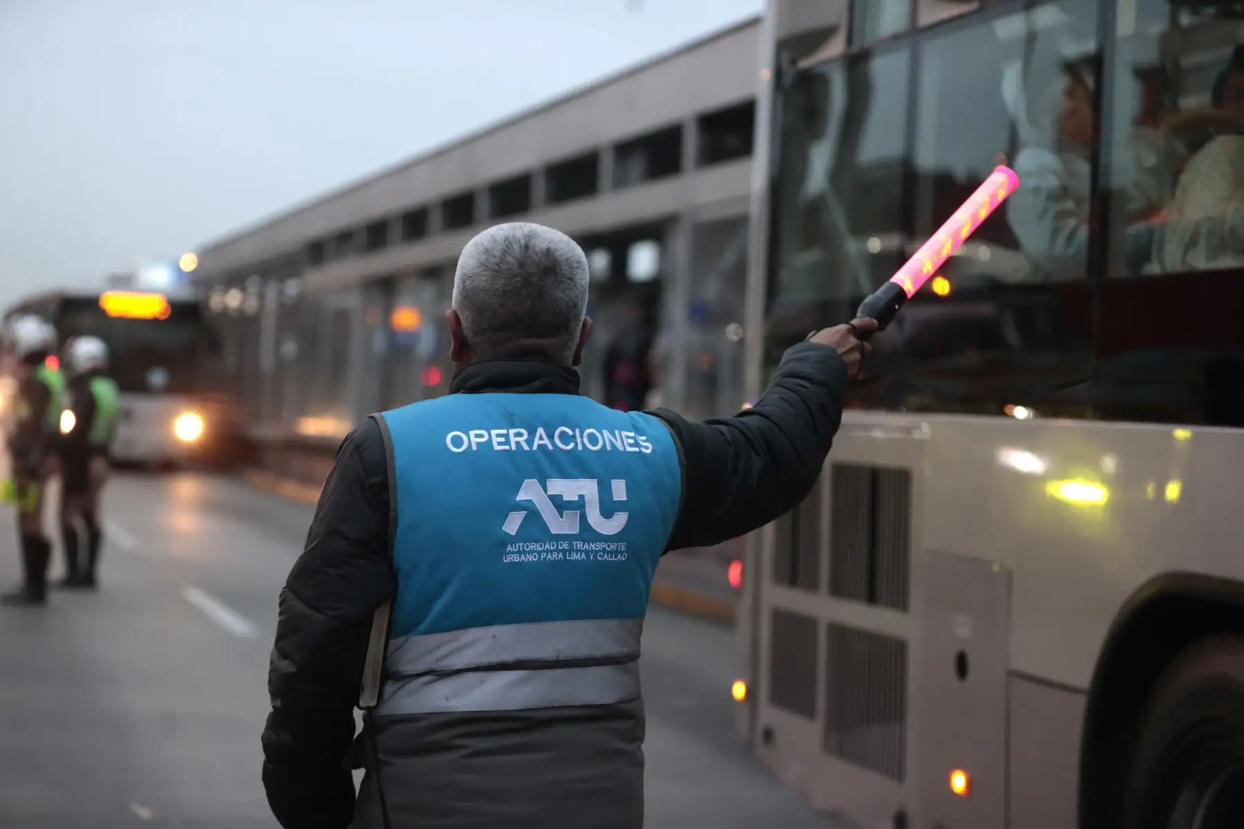 Personal de la ATU y efectivos de la Policía Nacional supervisan el correcto uso de la vía exclusiva del Metropolitano.  Foto: ANDINA/ Vidal Tarqui