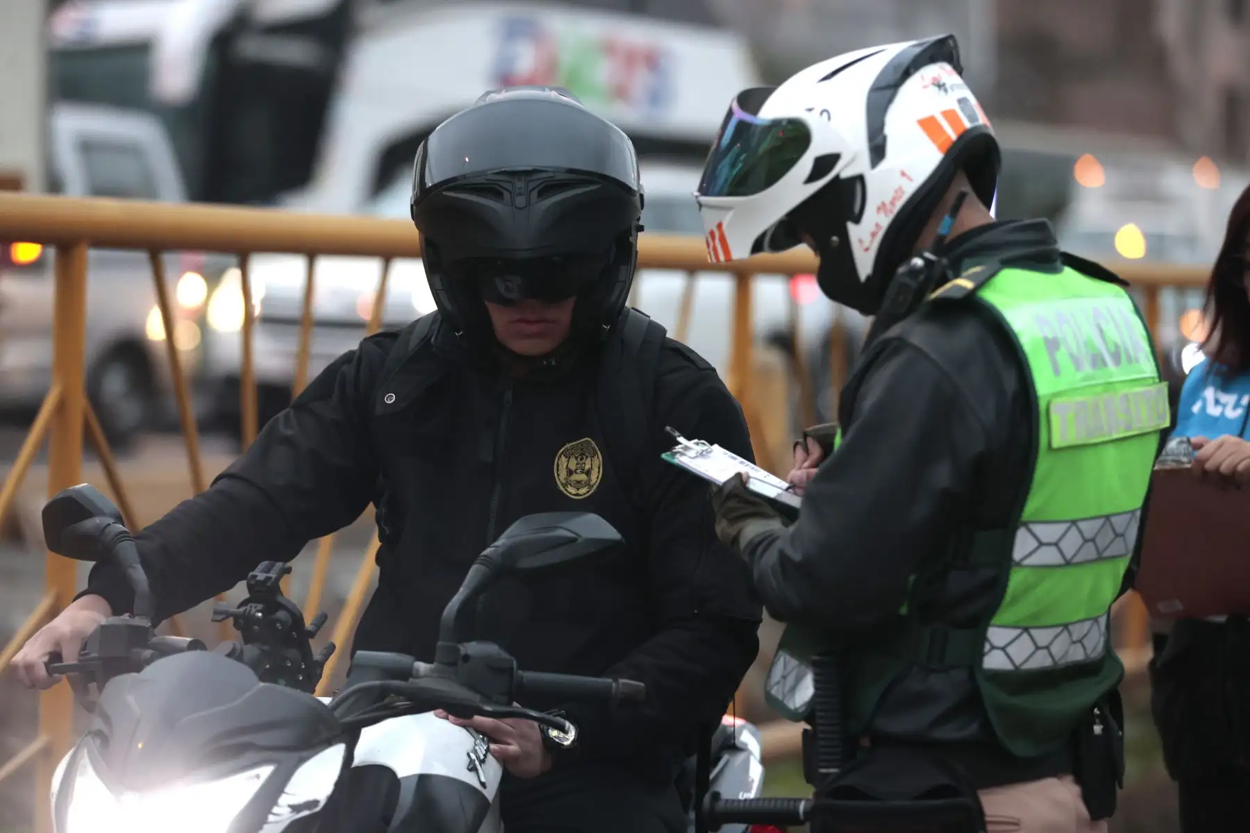 Personal de la ATU y efectivos de la Policía Nacional supervisan el correcto uso de la vía exclusiva del Metropolitano.  Foto: ANDINA/ Vidal Tarqui