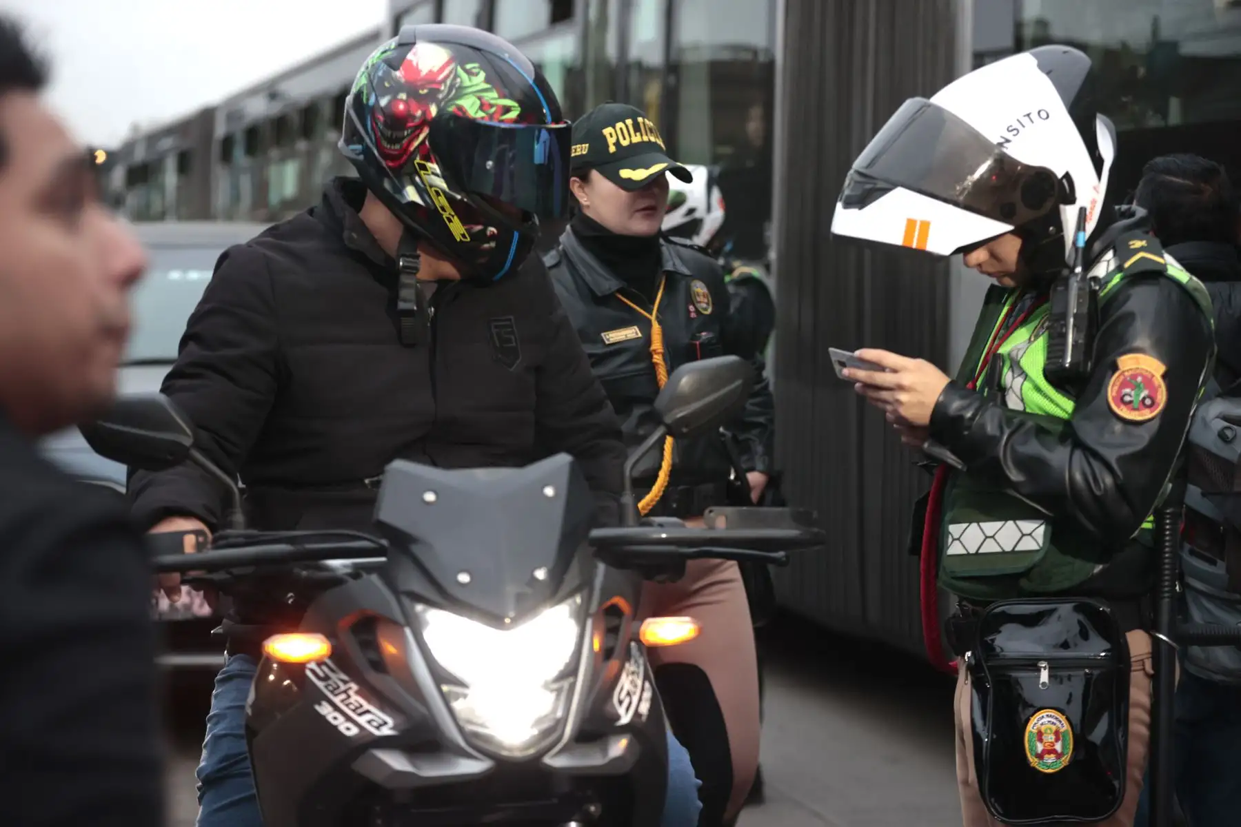 La Autoridad de Transporte Urbano para Lima y Callao (ATU), en coordinación con la Policía Nacional del Perú (PNP) realiza un operativo para detectar y sancionar a los conductores de vehículos particulares que invaden la vía exclusiva del Metropolitano. En estación Honorio Delgado del Metropolitano, San Martín de Porres 
Foto: ANDINA/Vidal Tarqui