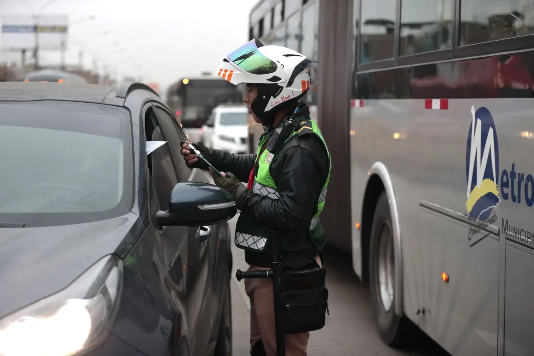 Personal de la ATU y efectivos de la Policía Nacional supervisan el correcto uso de la vía exclusiva del Metropolitano.  Foto: ANDINA/ Vidal Tarqui