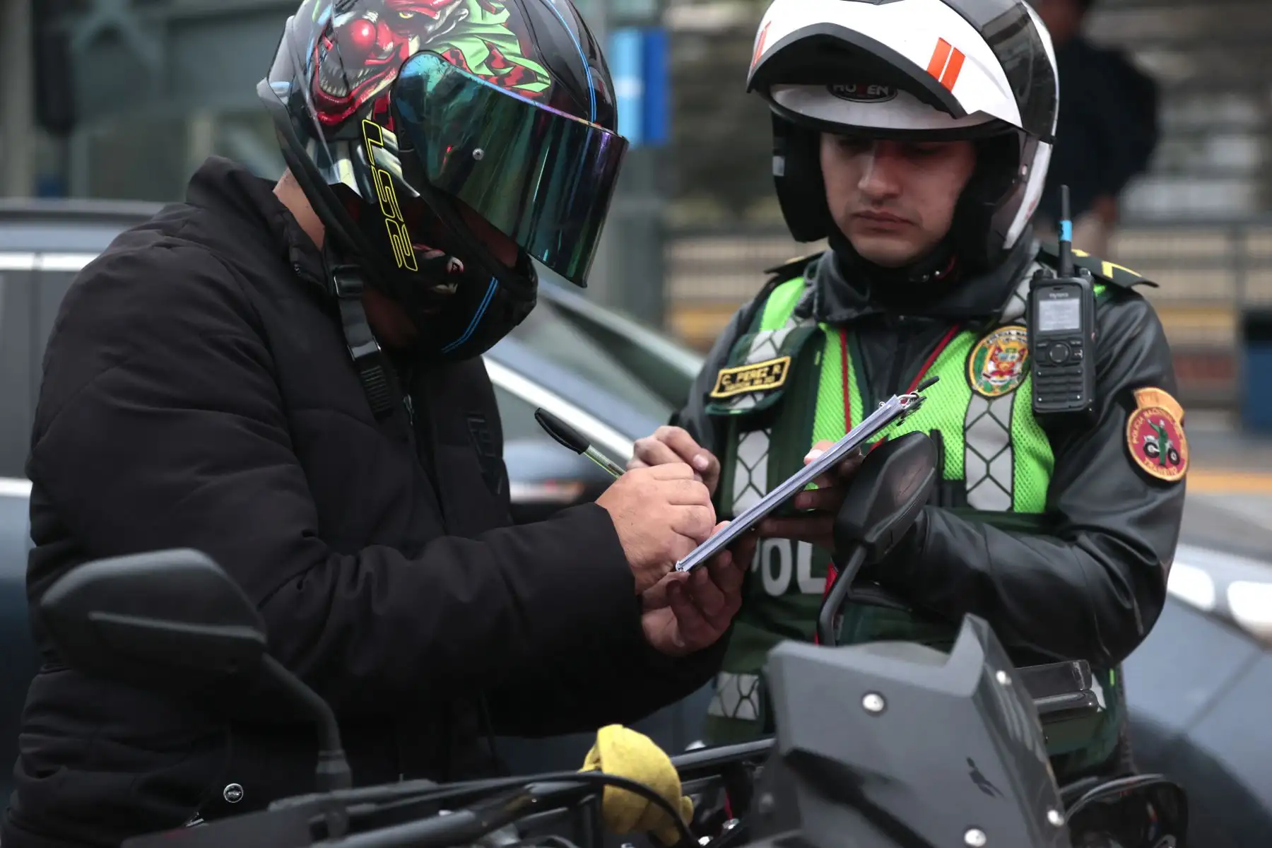 Personal de la ATU y efectivos de la Policía Nacional supervisan el correcto uso de la vía exclusiva del Metropolitano.  Foto: ANDINA/ Vidal Tarqui
