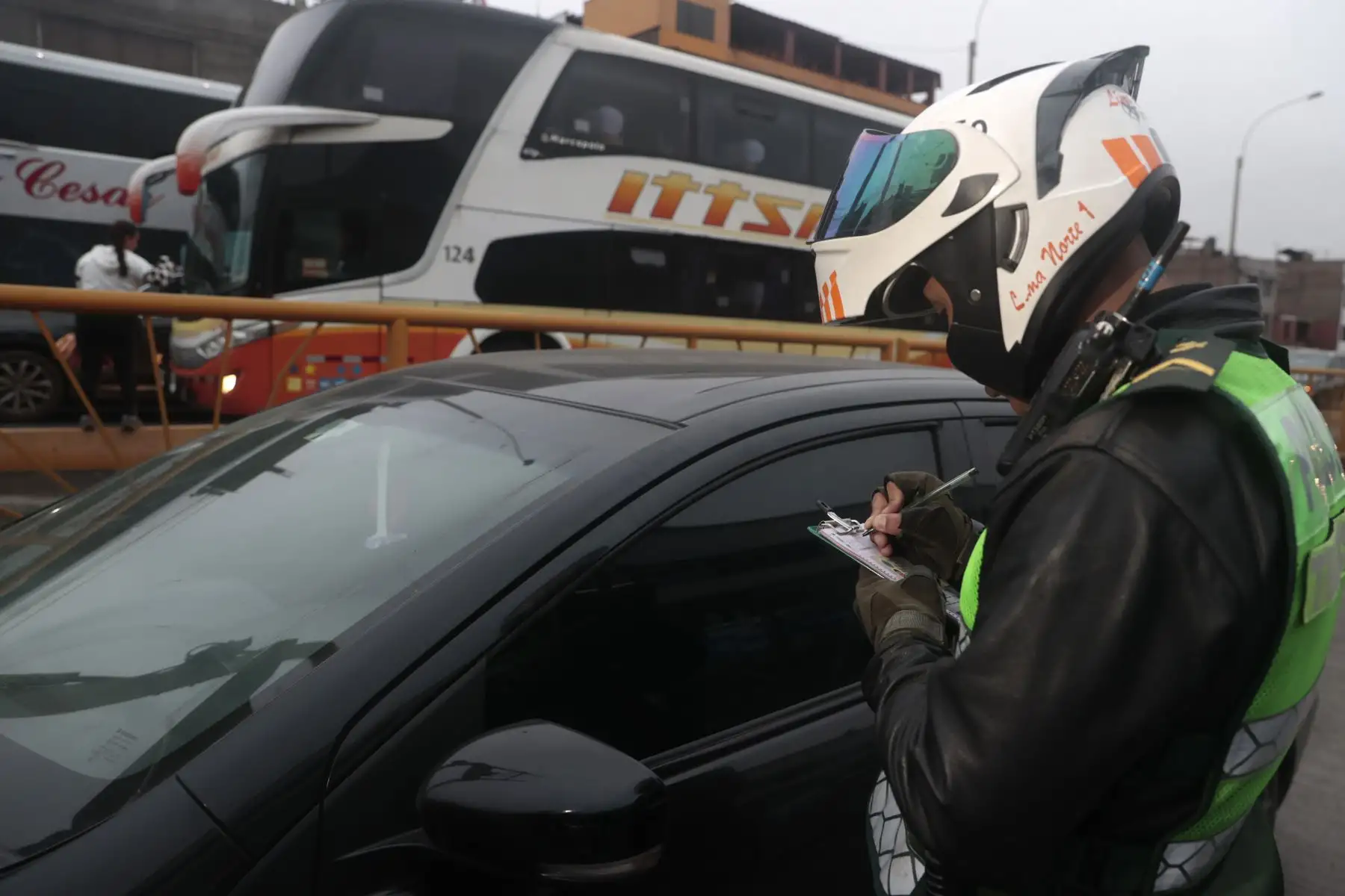 Personal de la ATU y efectivos de la Policía Nacional supervisan el correcto uso de la vía exclusiva del Metropolitano.  Foto: ANDINA/ Vidal Tarqui