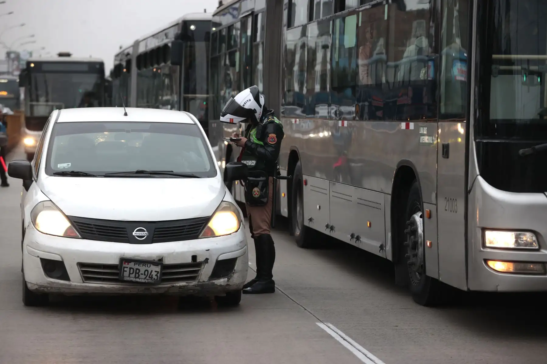 La Autoridad de Transporte Urbano para Lima y Callao (ATU), en coordinación con la Policía Nacional del Perú (PNP) realiza un operativo para detectar y sancionar a los conductores de vehículos particulares que invaden la vía exclusiva del Metropolitano. En estación Honorio Delgado del Metropolitano, San Martín de Porres 
Foto: ANDINA/Vidal Tarqui