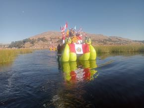 Puno inició las actividades conmemorativas por el aniversario de la Independencia de Perú con una ceremonia de izamiento de la bandera nacional en las emblemáticas islas flotantes de Los Uros.