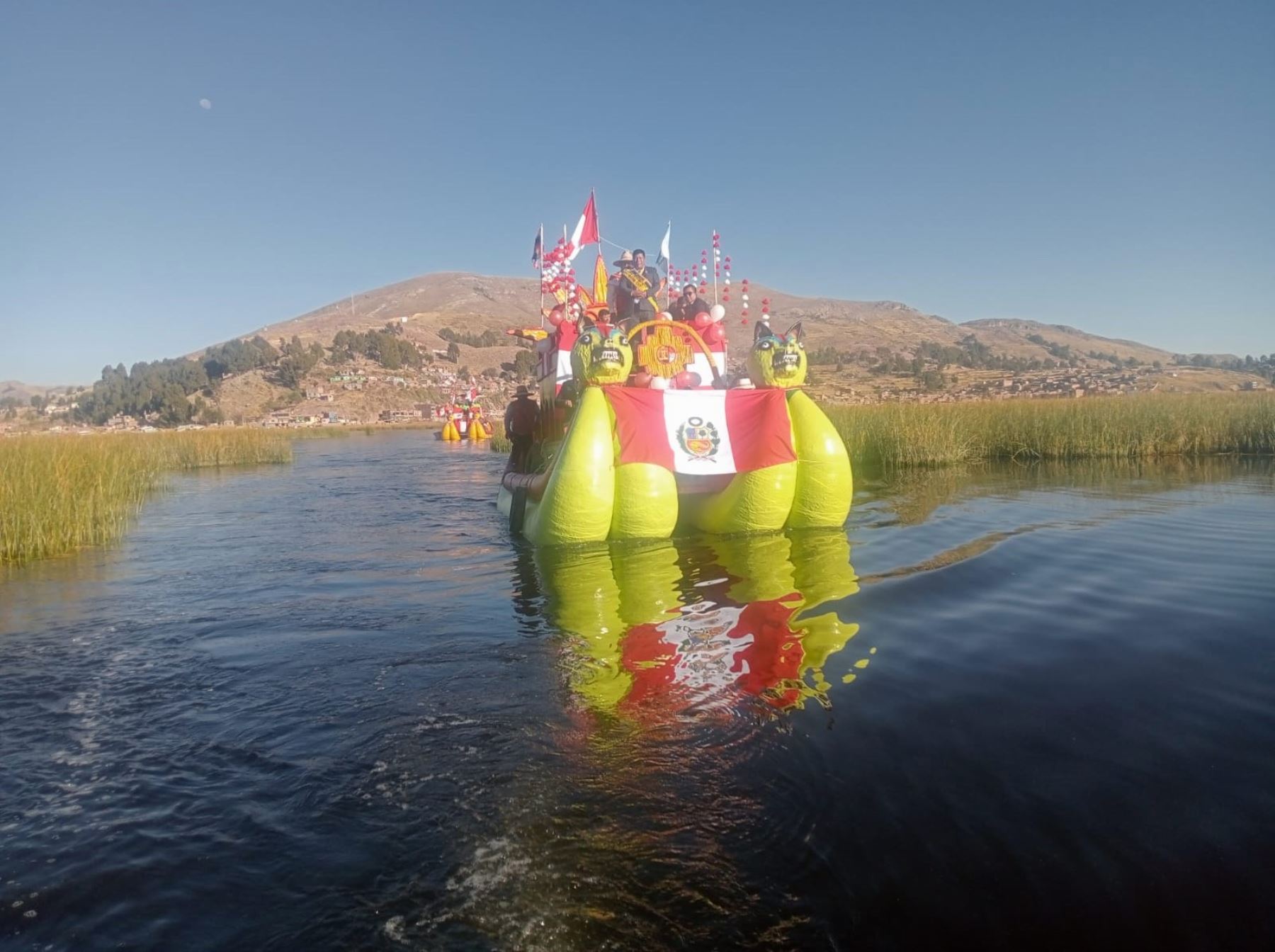 Puno inició las actividades conmemorativas por el aniversario de la Independencia de Perú con una ceremonia de izamiento de la bandera nacional en las emblemáticas islas flotantes de Los Uros.