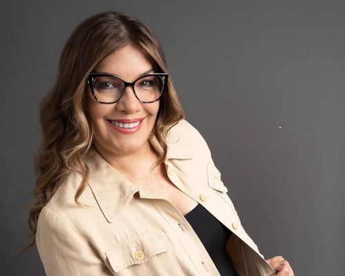 Actriz Elena Romero destaca el impacto positivo de las escuelas Bicentenario.