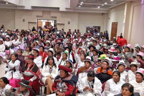 Mujeres de Arequipa, Cusco y Junín participarán de programa que fortalece su liderazgo.