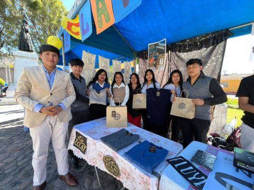 Jóvenes emprendedores, estudiantes de la escuela de Administración de Empresas de la Universidad Nacional San Cristóbal de Huamanga, lanzaron una marca de chalecos formales. ANDINA/Difusión