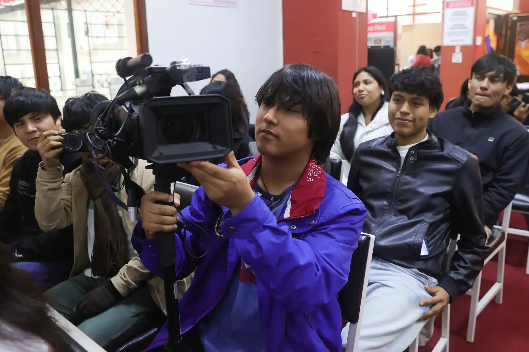Estudiantes  de la Universidad Nacional José Faustino Sánchez Carrión de Huacho participaron de la iniciativa Vive Andina, donde destacados periodistas de la Agencia de Noticias Andina compartieron sus experiencias y conocimientos. 
Foto: ANDINA/Melina Mejía