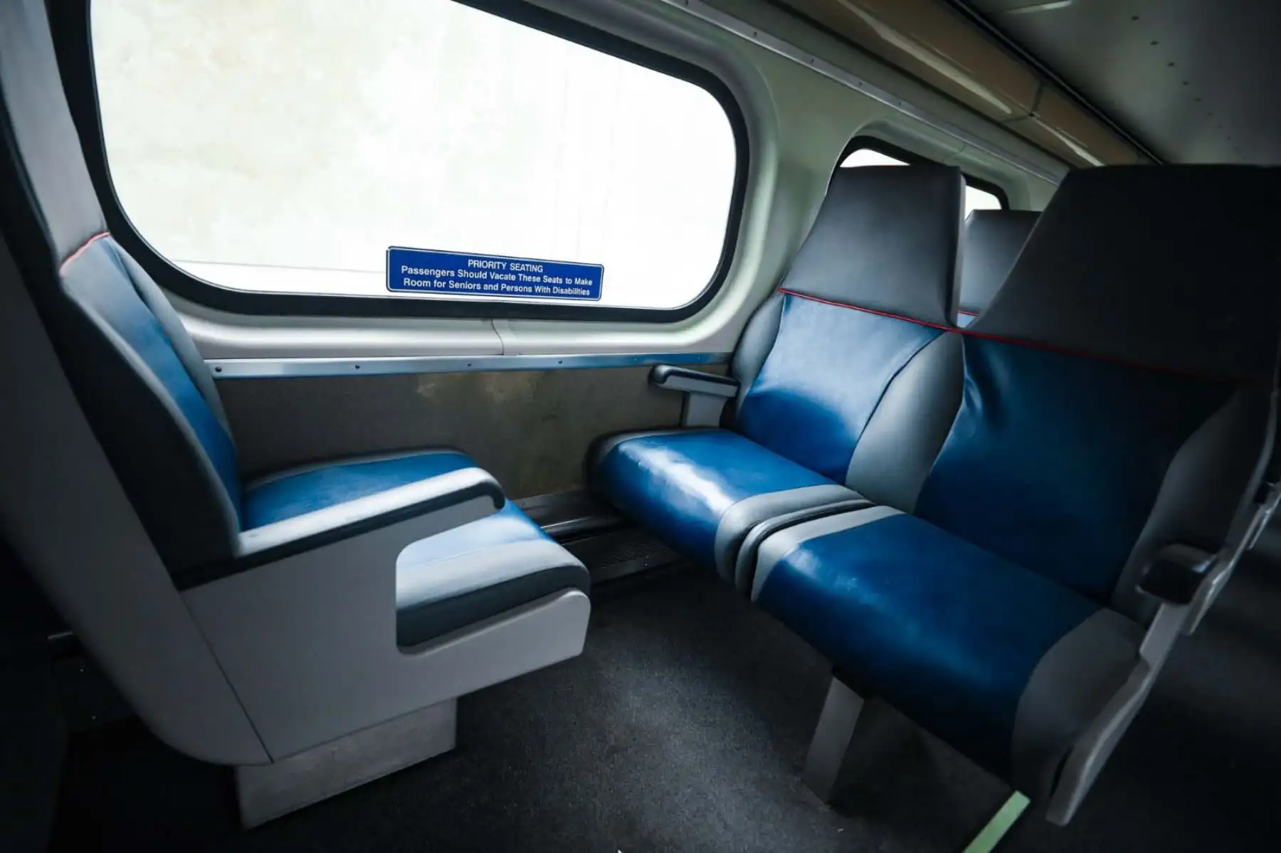 Los coches donados por la empresa estadounidense Caltrain a la Municipalidad de Lima para el tren Lima-Chosica cuentan con asientos de cuero, baños de acero inoxidable y dos niveles con espacio para bicicletas y personas con discapacidad. Aunque usados, están en buen estado y serán sometidos a mantenimiento antes de operar. El servicio, con tarifa social y prioridad en horas punta, recorrerá el tramo en 25 minutos. Foto: ANDINA/Difusión