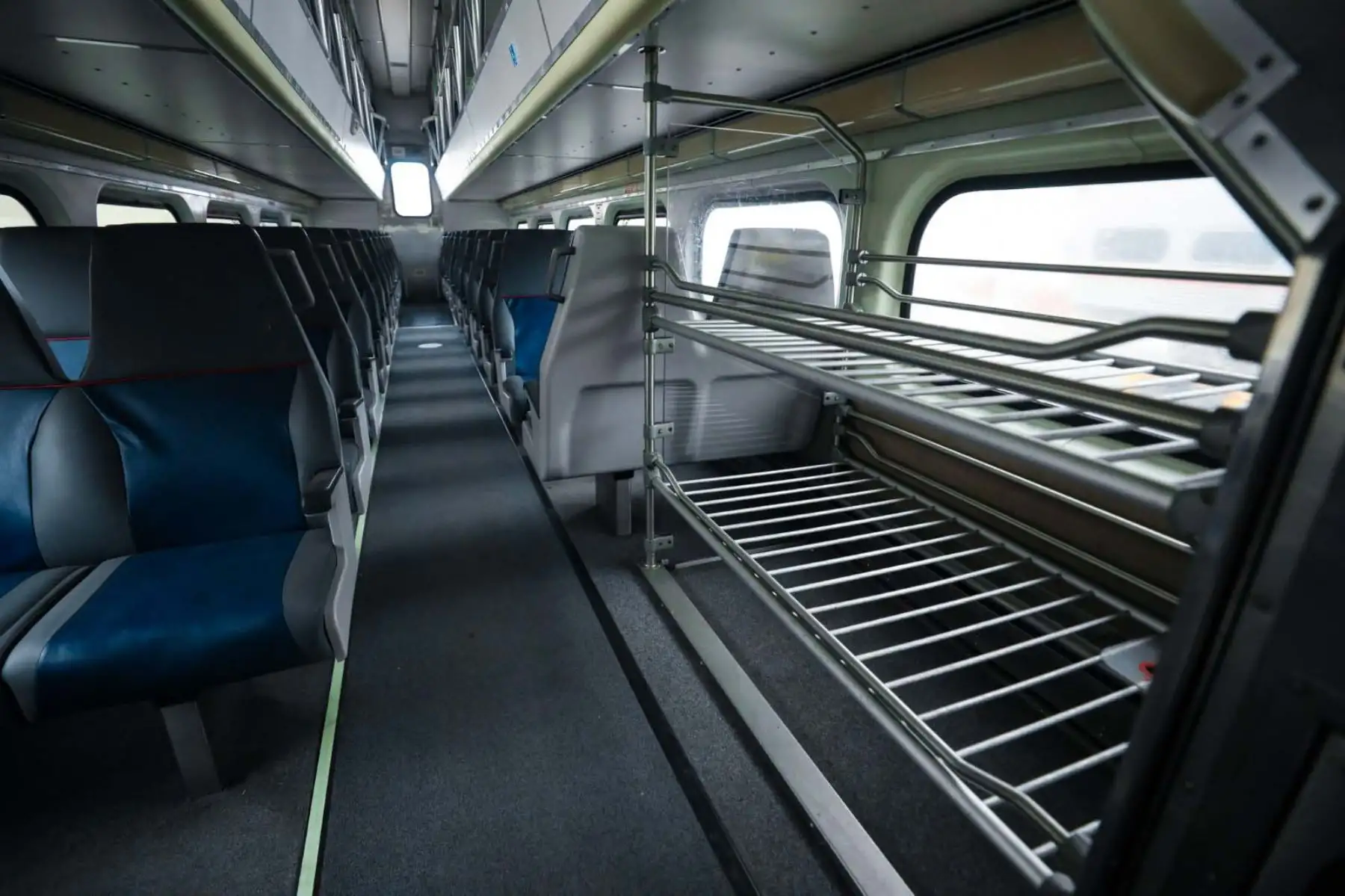 Los coches donados por la empresa estadounidense Caltrain a la Municipalidad de Lima para el tren Lima-Chosica cuentan con asientos de cuero, baños de acero inoxidable y dos niveles con espacio para bicicletas y personas con discapacidad. Aunque usados, están en buen estado y serán sometidos a mantenimiento antes de operar. El servicio, con tarifa social y prioridad en horas punta, recorrerá el tramo en 25 minutos. Foto: ANDINA/Difusión