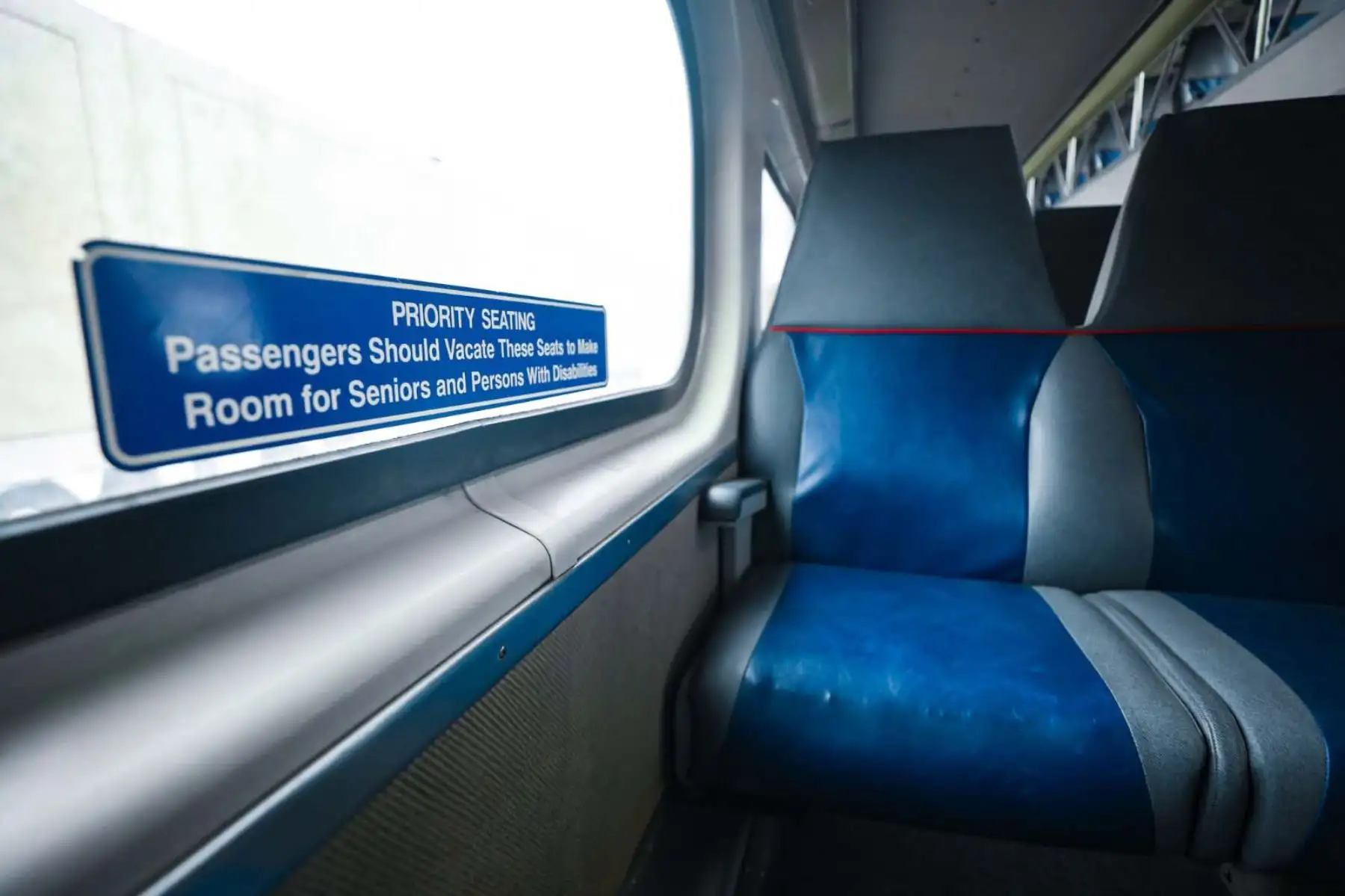 Los coches donados por la empresa estadounidense Caltrain a la Municipalidad de Lima para el tren Lima-Chosica cuentan con asientos de cuero, baños de acero inoxidable y dos niveles con espacio para bicicletas y personas con discapacidad. Aunque usados, están en buen estado y serán sometidos a mantenimiento antes de operar. El servicio, con tarifa social y prioridad en horas punta, recorrerá el tramo en 25 minutos. Foto: ANDINA/Difusión