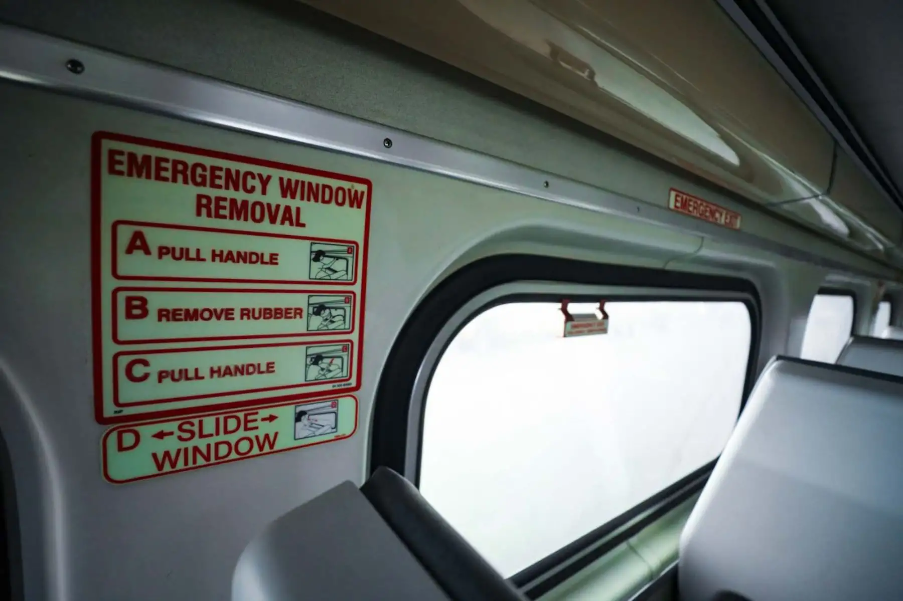 Los coches donados por la empresa estadounidense Caltrain a la Municipalidad de Lima para el tren Lima-Chosica cuentan con asientos de cuero, baños de acero inoxidable y dos niveles con espacio para bicicletas y personas con discapacidad. Aunque usados, están en buen estado y serán sometidos a mantenimiento antes de operar. El servicio, con tarifa social y prioridad en horas punta, recorrerá el tramo en 25 minutos. Foto: ANDINA/Difusión