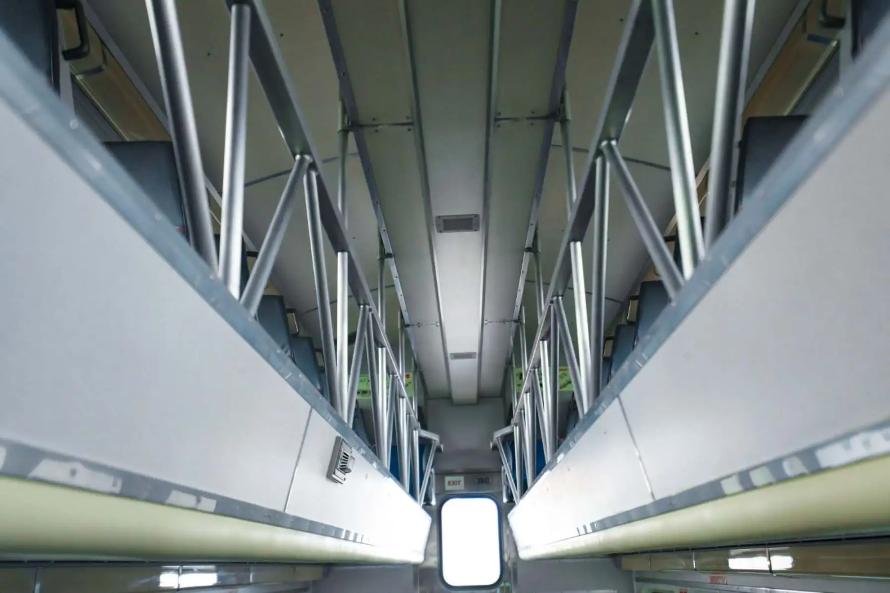 Los coches donados por la empresa estadounidense Caltrain a la Municipalidad de Lima para el tren Lima-Chosica cuentan con asientos de cuero, baños de acero inoxidable y dos niveles con espacio para bicicletas y personas con discapacidad. Aunque usados, están en buen estado y serán sometidos a mantenimiento antes de operar. El servicio, con tarifa social y prioridad en horas punta, recorrerá el tramo en 25 minutos. Foto: ANDINA/Difusión