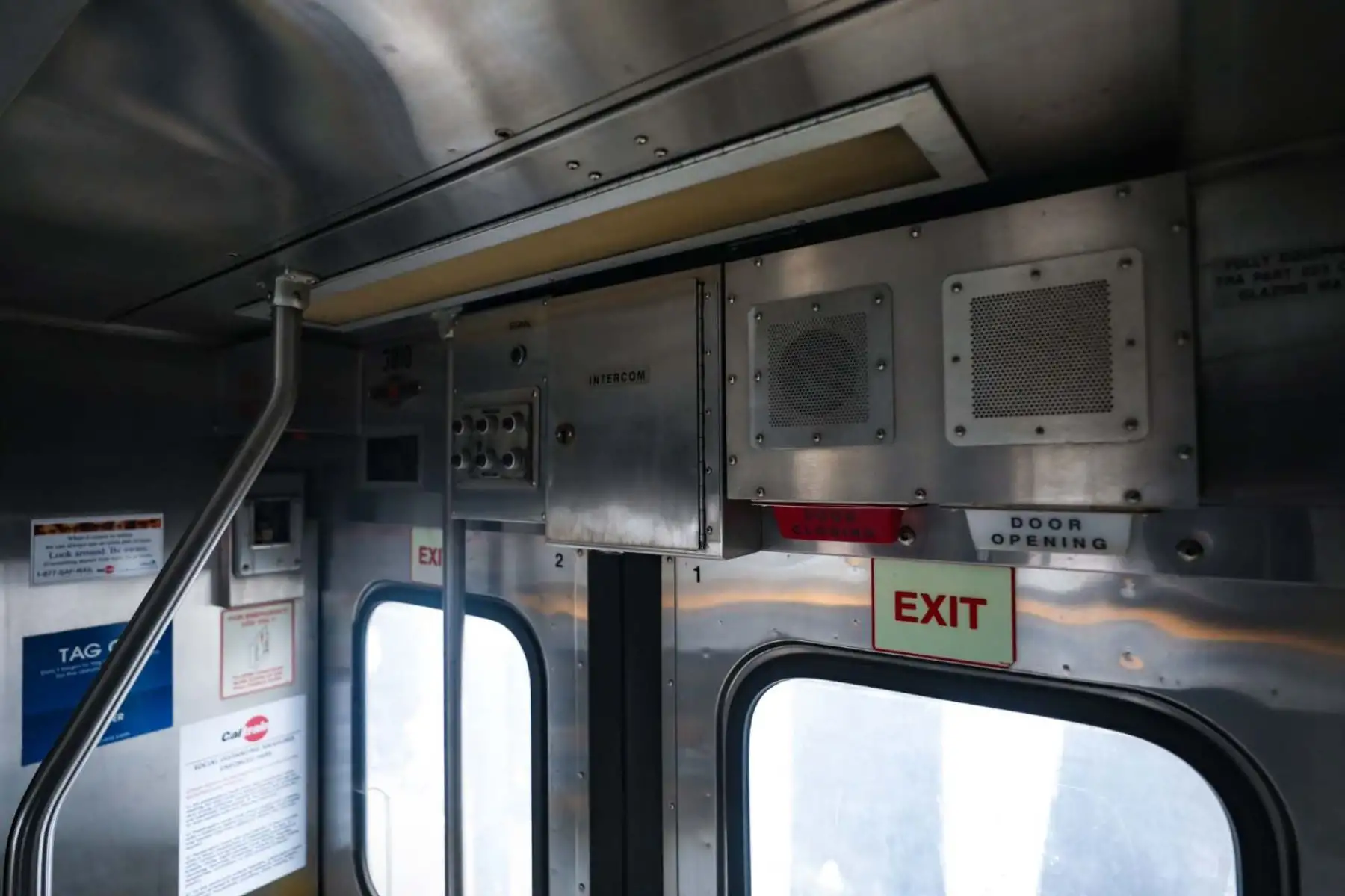 Los coches donados por la empresa estadounidense Caltrain a la Municipalidad de Lima para el tren Lima-Chosica cuentan con asientos de cuero, baños de acero inoxidable y dos niveles con espacio para bicicletas y personas con discapacidad. Aunque usados, están en buen estado y serán sometidos a mantenimiento antes de operar. El servicio, con tarifa social y prioridad en horas punta, recorrerá el tramo en 25 minutos. Foto: ANDINA/Difusión