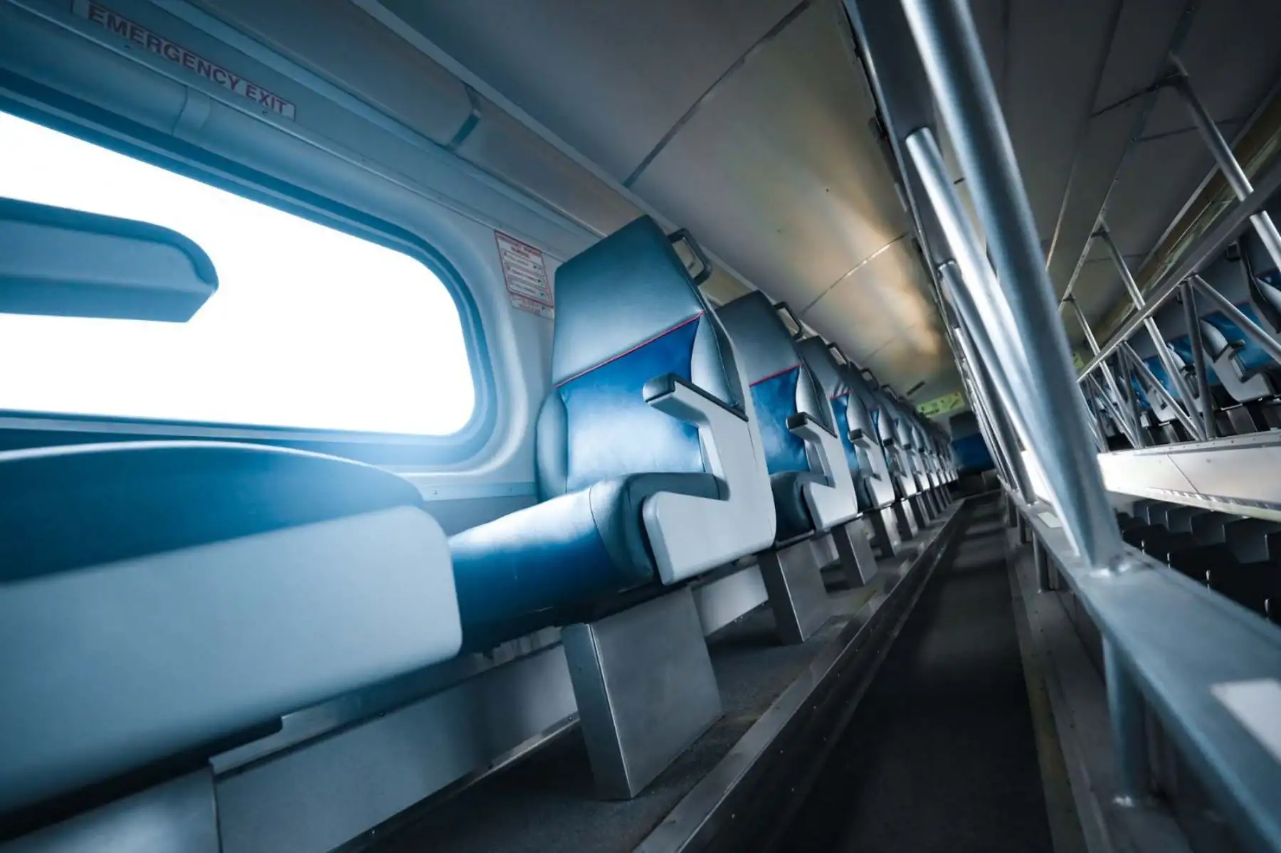 Los coches donados por la empresa estadounidense Caltrain a la Municipalidad de Lima para el tren Lima-Chosica cuentan con asientos de cuero, baños de acero inoxidable y dos niveles con espacio para bicicletas y personas con discapacidad. Aunque usados, están en buen estado y serán sometidos a mantenimiento antes de operar. El servicio, con tarifa social y prioridad en horas punta, recorrerá el tramo en 25 minutos. Foto: ANDINA/Difusión