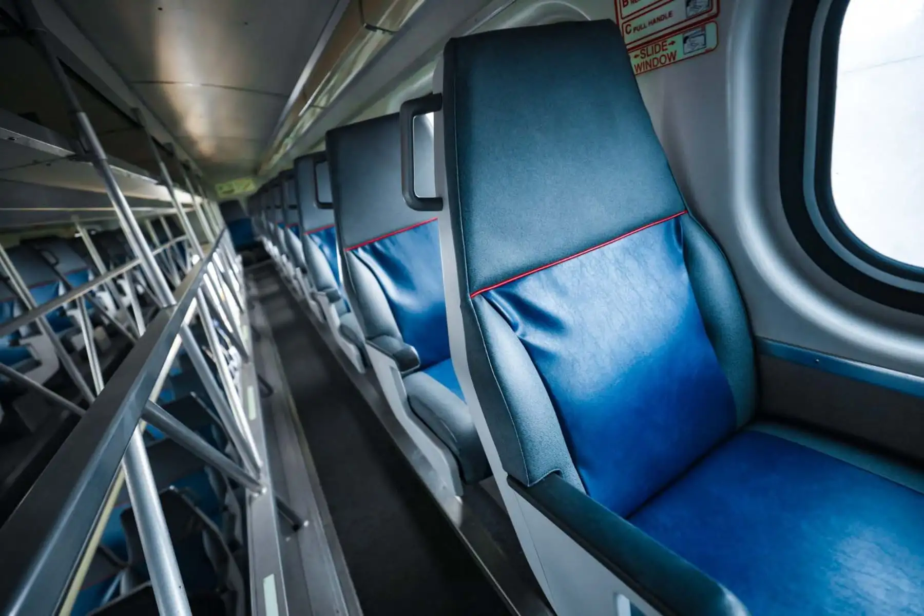 Los coches donados por la empresa estadounidense Caltrain a la Municipalidad de Lima para el tren Lima-Chosica cuentan con asientos de cuero, baños de acero inoxidable y dos niveles con espacio para bicicletas y personas con discapacidad. Aunque usados, están en buen estado y serán sometidos a mantenimiento antes de operar. El servicio, con tarifa social y prioridad en horas punta, recorrerá el tramo en 25 minutos. Foto: ANDINA/Difusión