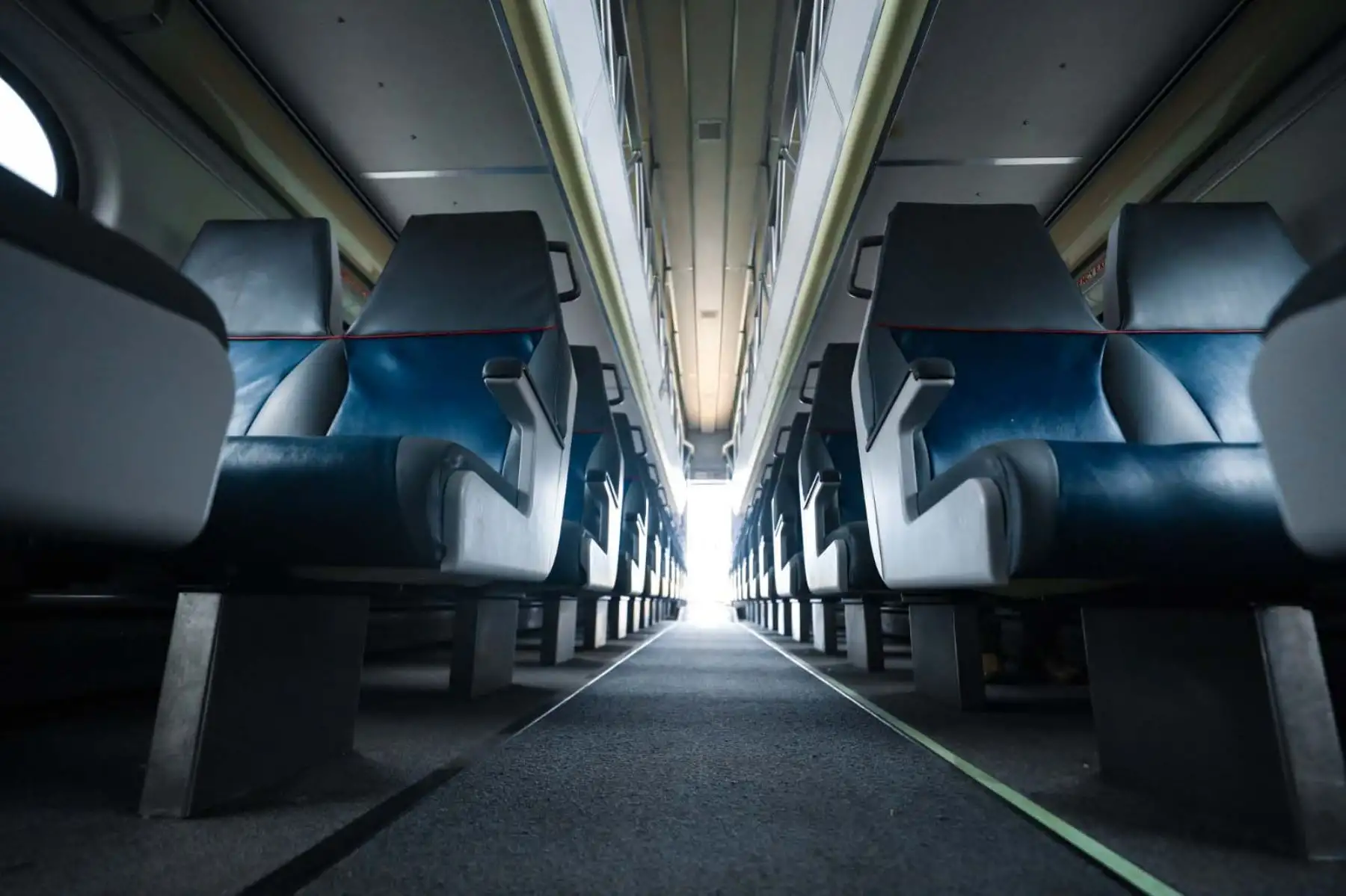 Los coches donados por la empresa estadounidense Caltrain a la Municipalidad de Lima para el tren Lima-Chosica cuentan con asientos de cuero, baños de acero inoxidable y dos niveles con espacio para bicicletas y personas con discapacidad. Aunque usados, están en buen estado y serán sometidos a mantenimiento antes de operar. El servicio, con tarifa social y prioridad en horas punta, recorrerá el tramo en 25 minutos. Foto: ANDINA/Difusión