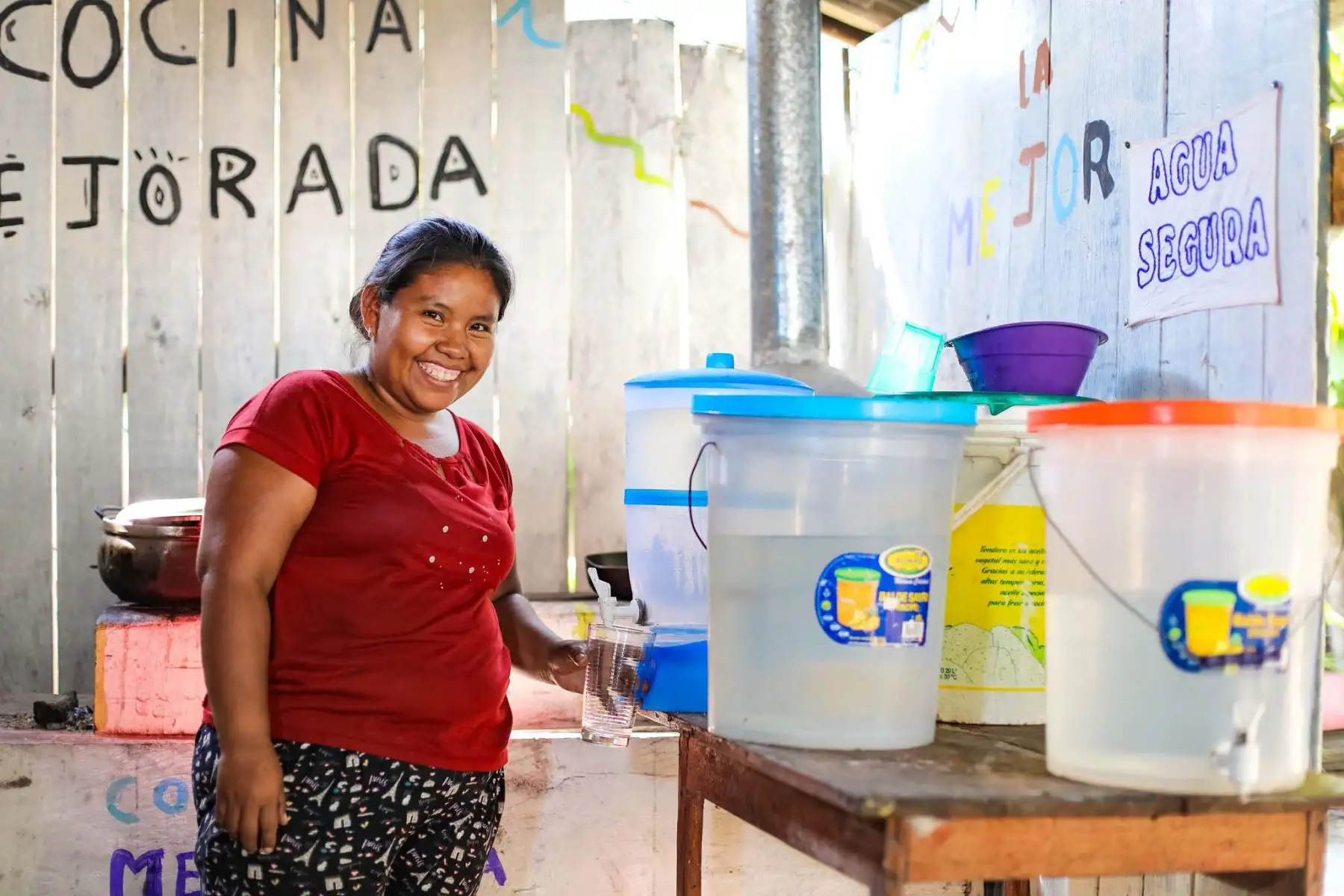 El Gobierno aprobó la Estrategia Multisectorial para reducir la pobreza urbana al 2040, con un piloto inicial en 15 distritos de siete regiones. Esta iniciativa, liderada por el Midis, busca atender a 24 mil hogares en 2025 mediante servicios integrados y focalizados. La estrategia articula a 17 ministerios y tres niveles de gobierno, promoviendo intervenciones sostenidas, con enfoque multidimensional, sin requerir nuevos recursos del Tesoro Público. Su implementación marcará un hito en inclusión social. Foto: ANDINA/Difusión