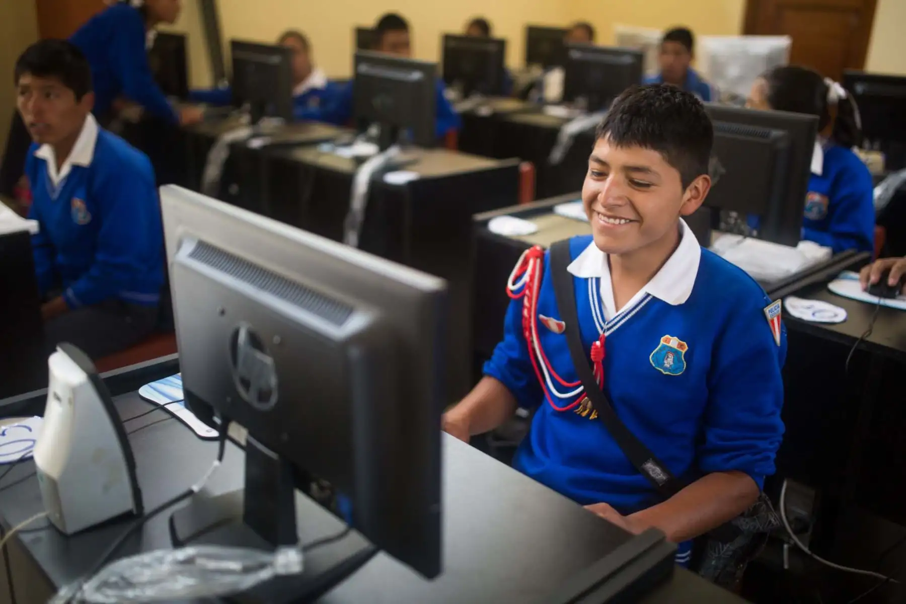 El Gobierno aprobó la Estrategia Multisectorial para reducir la pobreza urbana al 2040, con un piloto inicial en 15 distritos de siete regiones. Esta iniciativa, liderada por el Midis, busca atender a 24 mil hogares en 2025 mediante servicios integrados y focalizados. La estrategia articula a 17 ministerios y tres niveles de gobierno, promoviendo intervenciones sostenidas, con enfoque multidimensional, sin requerir nuevos recursos del Tesoro Público. Su implementación marcará un hito en inclusión social. Foto: ANDINA/Difusión