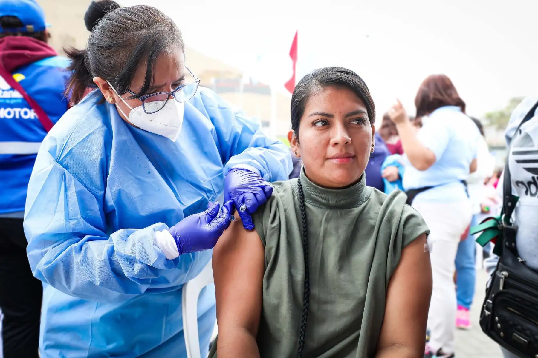 El Gobierno aprobó la Estrategia Multisectorial para reducir la pobreza urbana al 2040, con un piloto inicial en 15 distritos de siete regiones. Esta iniciativa, liderada por el Midis, busca atender a 24 mil hogares en 2025 mediante servicios integrados y focalizados. La estrategia articula a 17 ministerios y tres niveles de gobierno, promoviendo intervenciones sostenidas, con enfoque multidimensional, sin requerir nuevos recursos del Tesoro Público. Su implementación marcará un hito en inclusión social. Foto: ANDINA/Difusión