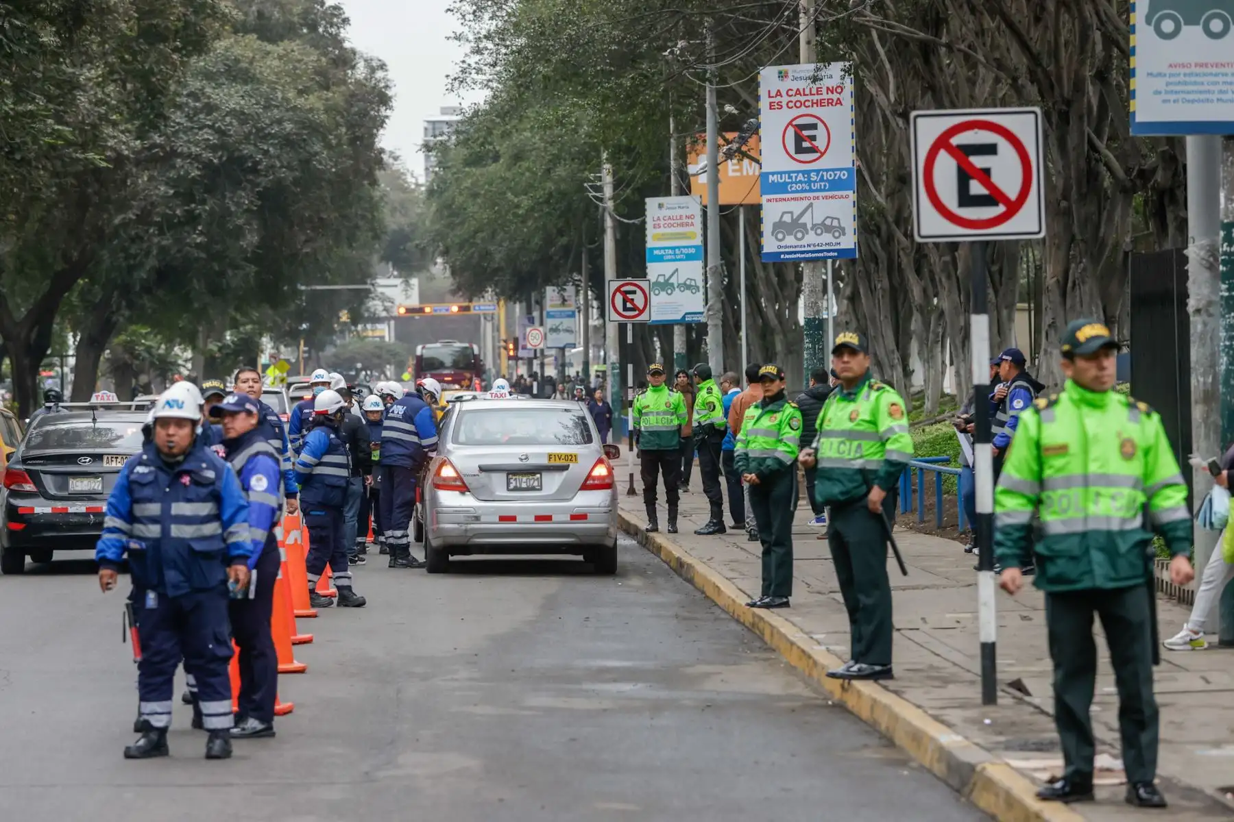 La ATU impulsa la campaña “Taxi Amarillo, Primero” para formalizar el servicio de taxi independiente en Lima y Callao, promoviendo el uso del color amarillo en las unidades. La fiscalización será progresiva y orientadora, priorizando la regularización antes que la multa, y se aplicará según el último dígito de la placa del vehículo. Foto: ANDINA/Luis Iparraguirre