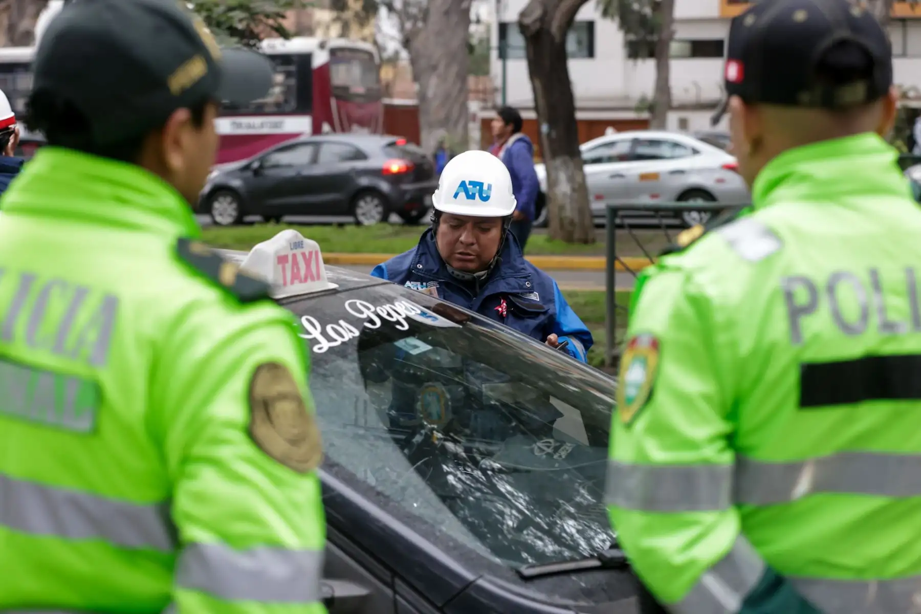 La ATU impulsa la campaña “Taxi Amarillo, Primero” para formalizar el servicio de taxi independiente en Lima y Callao, promoviendo el uso del color amarillo en las unidades. La fiscalización será progresiva y orientadora, priorizando la regularización antes que la multa, y se aplicará según el último dígito de la placa del vehículo. Foto: ANDINA/Luis Iparraguirre