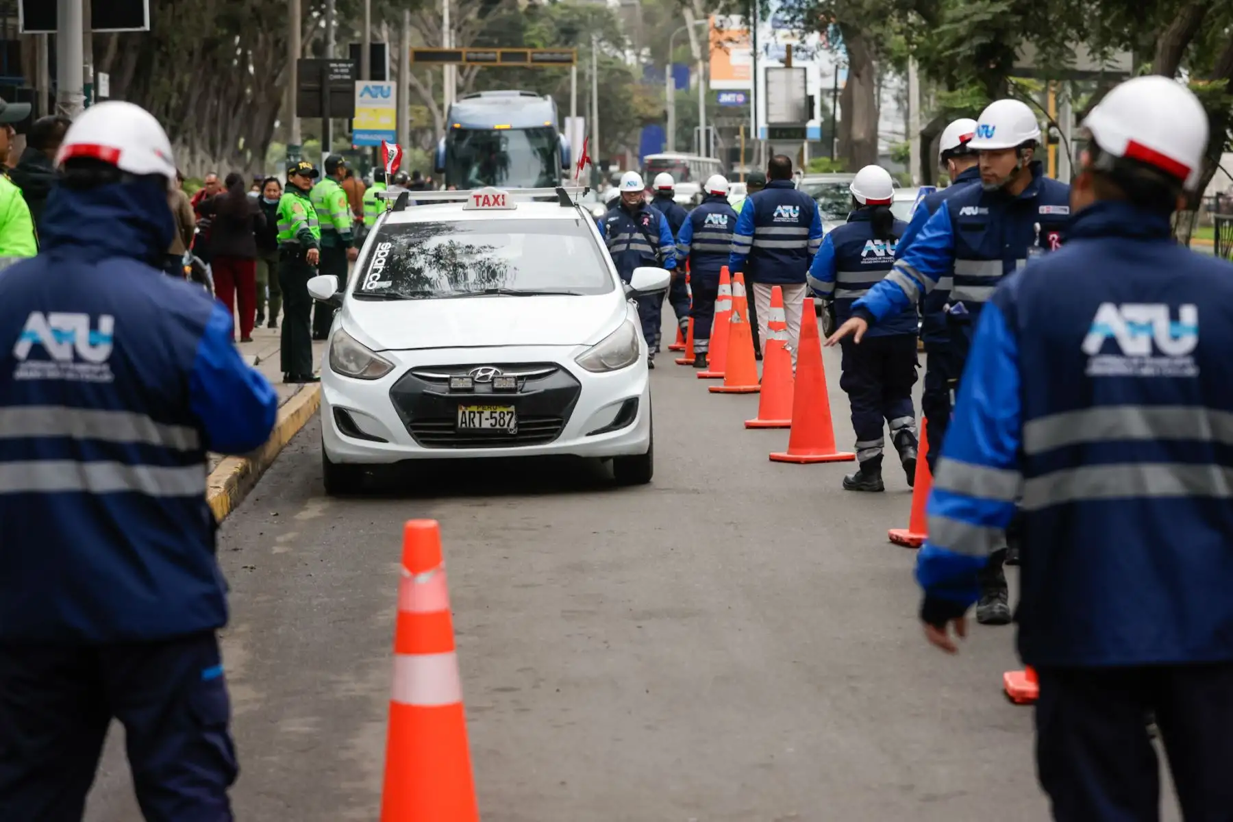 La ATU impulsa la campaña “Taxi Amarillo, Primero” para formalizar el servicio de taxi independiente en Lima y Callao, promoviendo el uso del color amarillo en las unidades. La fiscalización será progresiva y orientadora, priorizando la regularización antes que la multa, y se aplicará según el último dígito de la placa del vehículo. Foto: ANDINA/Luis Iparraguirre