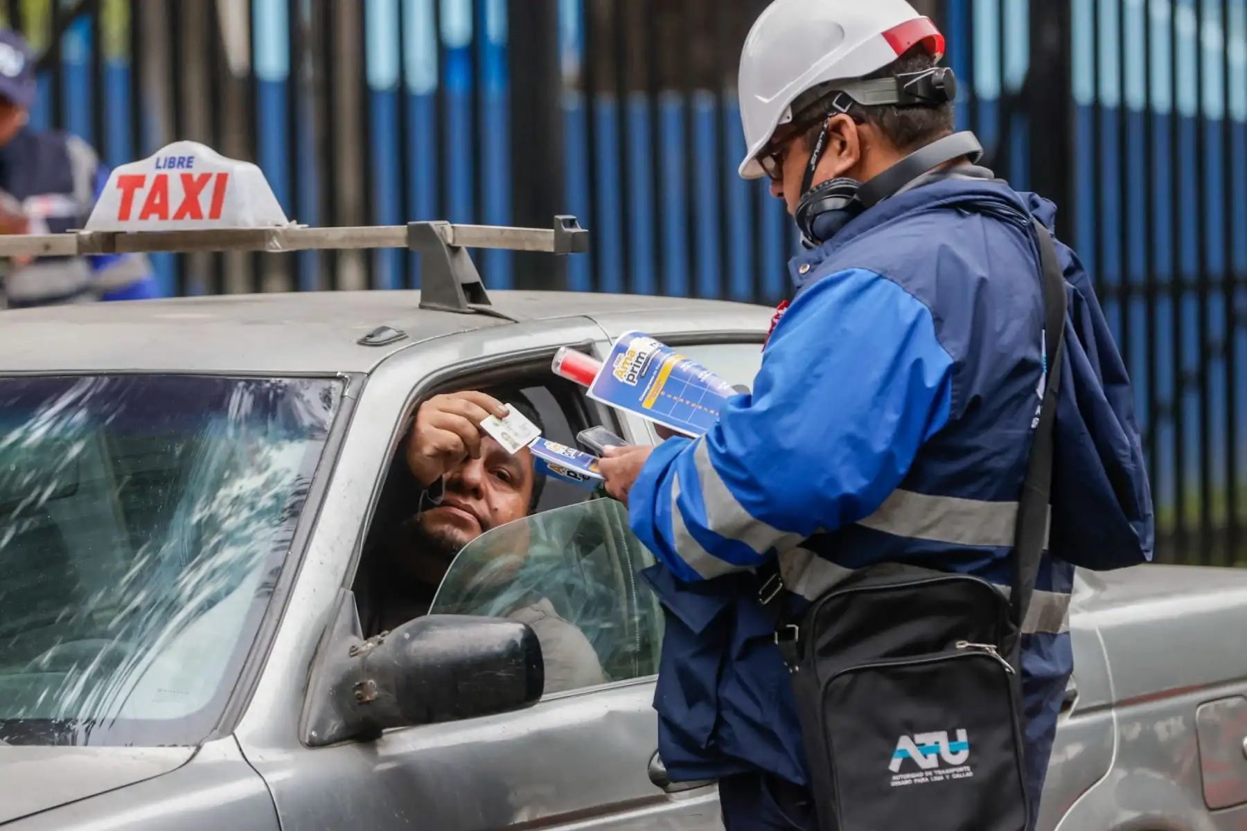 La ATU impulsa la campaña “Taxi Amarillo, Primero” para formalizar el servicio de taxi independiente en Lima y Callao, promoviendo el uso del color amarillo en las unidades. La fiscalización será progresiva y orientadora, priorizando la regularización antes que la multa, y se aplicará según el último dígito de la placa del vehículo. Foto: ANDINA/Luis Iparraguirre