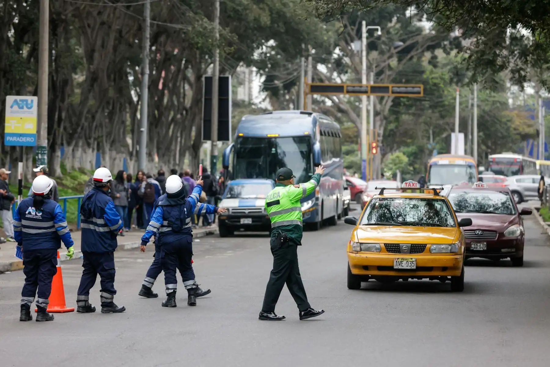 La ATU impulsa la campaña “Taxi Amarillo, Primero” para formalizar el servicio de taxi independiente en Lima y Callao, promoviendo el uso del color amarillo en las unidades. La fiscalización será progresiva y orientadora, priorizando la regularización antes que la multa, y se aplicará según el último dígito de la placa del vehículo. Foto: ANDINA/Luis Iparraguirre