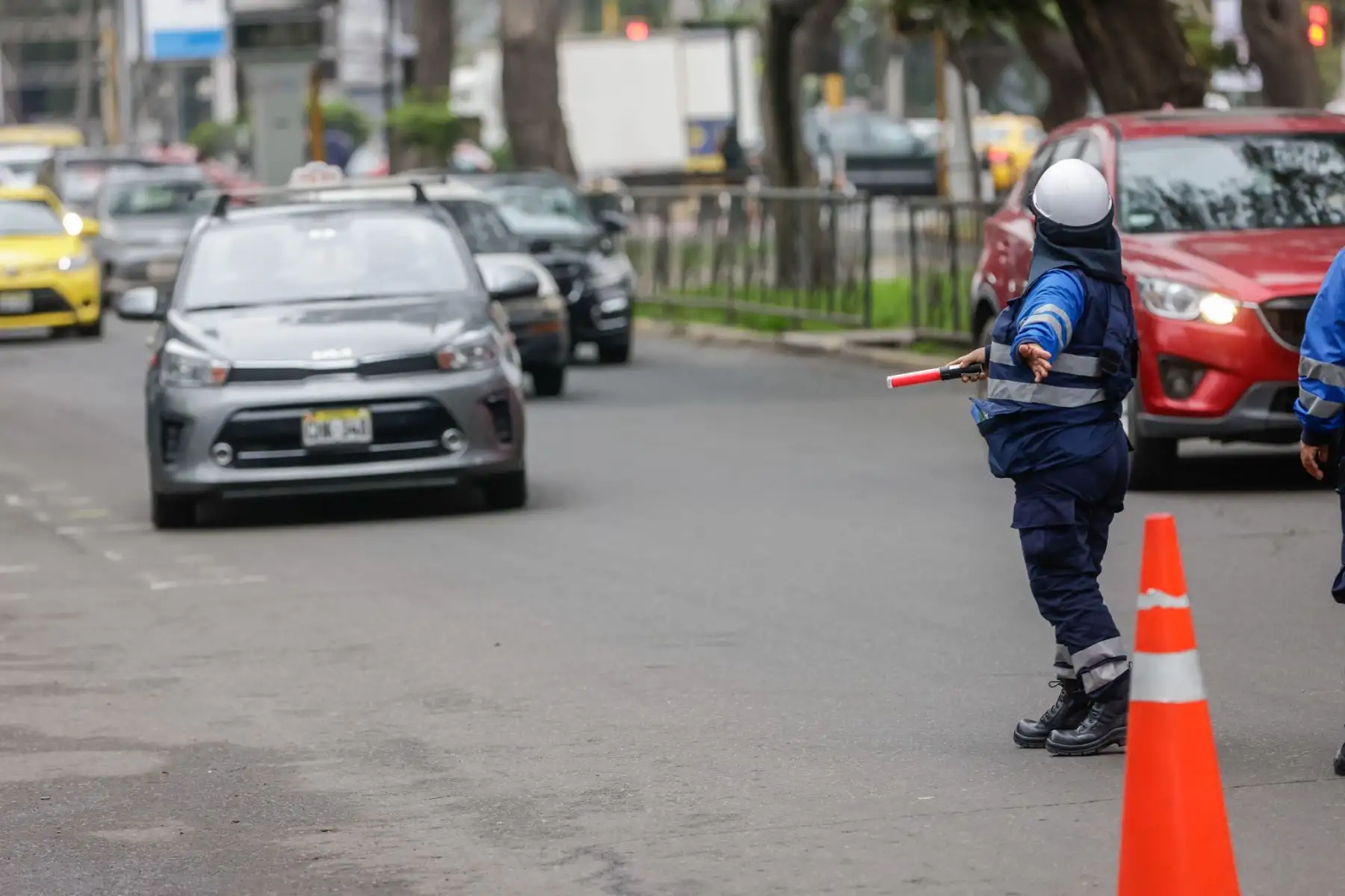 La ATU impulsa la campaña “Taxi Amarillo, Primero” para formalizar el servicio de taxi independiente en Lima y Callao, promoviendo el uso del color amarillo en las unidades. La fiscalización será progresiva y orientadora, priorizando la regularización antes que la multa, y se aplicará según el último dígito de la placa del vehículo. Foto: ANDINA/Luis Iparraguirre