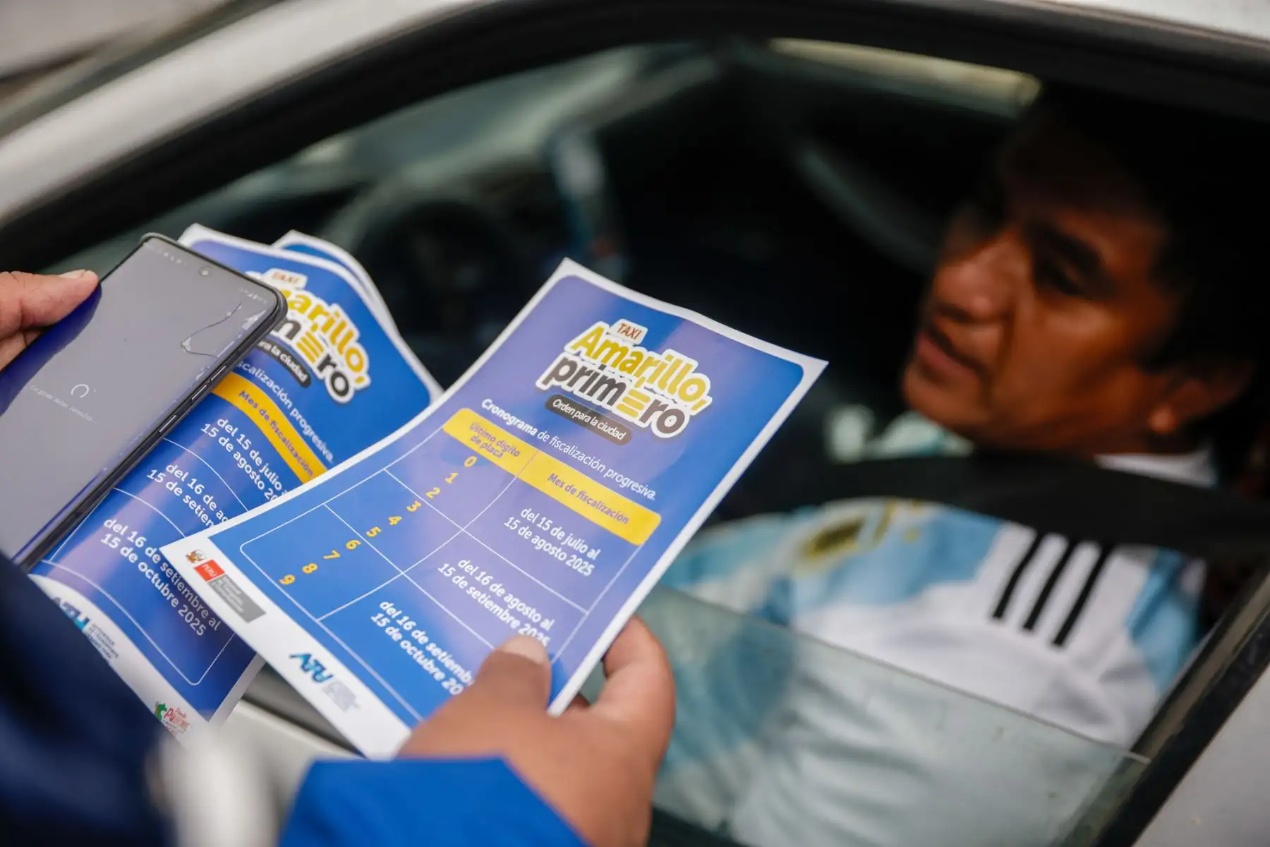 La ATU impulsa la campaña “Taxi Amarillo, Primero” para formalizar el servicio de taxi independiente en Lima y Callao, promoviendo el uso del color amarillo en las unidades. La fiscalización será progresiva y orientadora, priorizando la regularización antes que la multa, y se aplicará según el último dígito de la placa del vehículo. Foto: ANDINA/Luis Iparraguirre