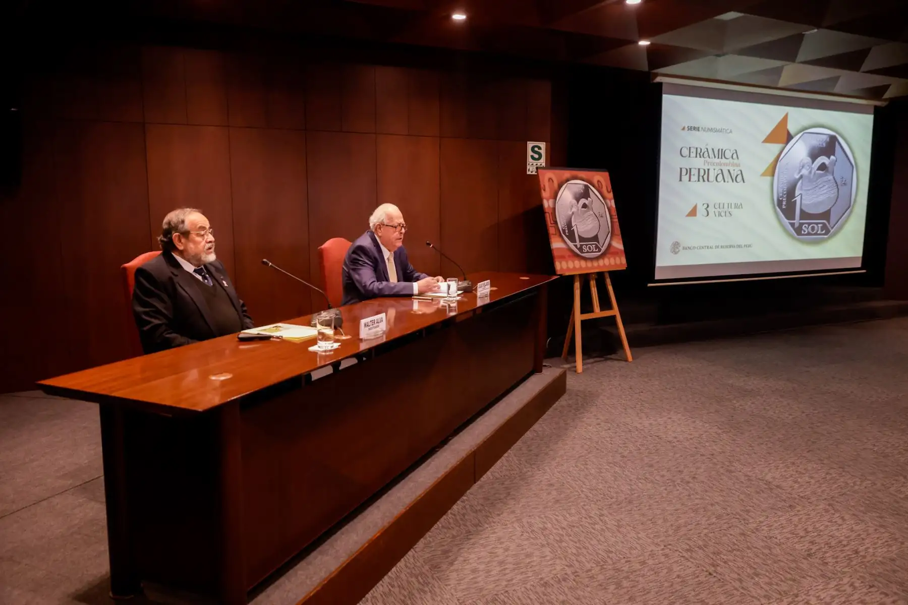 El Banco Central de Reserva del Perú puso en circulación la nueva moneda de S/ 1 alusiva a la cultura Vicús, como parte de la serie “Cerámica Precolombina Peruana”. Esta tercera emisión busca resaltar el patrimonio cultural nacional mediante un medio de pago de uso cotidiano. La moneda presenta una vasija con forma de pato crestado y se acuñaron 10 millones de unidades. Foto: ANDINA/Luis Iparraguirre