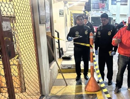 Agentes de la División de Investigación Criminal de la PNP de Cusco investigan las causas del deceso de un bombero en el interior del local institucional. ANDINA/Difusión