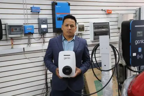 El cargador autosostenible Genio está diseñado para alimentar distintos tipos de vehículos eléctricos como autos, motocicletas, scooters y bicicletas.