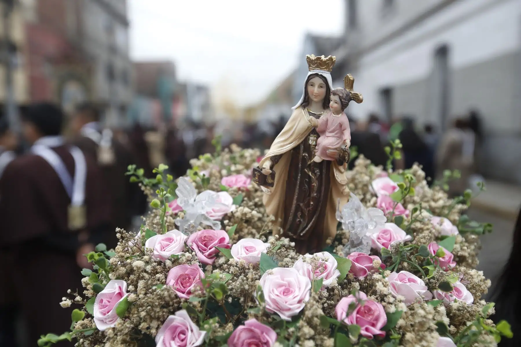 Hoy se inicia la procesión de la Santísima Virgen del Carmen que recorre las calles de Barrios Altos, en el Cercado de Lima, como parte de esta festividad, que se celebra todos los 16 de julio.
Foto: ANDINA/ Eddy Ramos