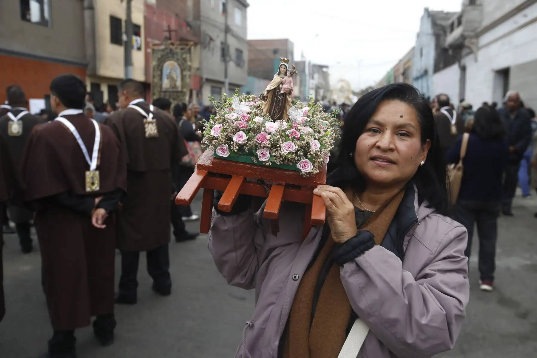 Hoy se inicia la procesión de la Santísima Virgen del Carmen que recorre las calles de Barrios Altos, en el Cercado de Lima, como parte de esta festividad, que se celebra todos los 16 de julio.
Foto: ANDINA/ Eddy Ramos