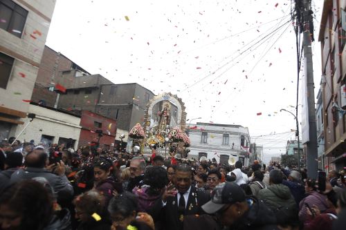 Santísima Virgen del Carmen recorre las calles de Barrios Altos en  Lima