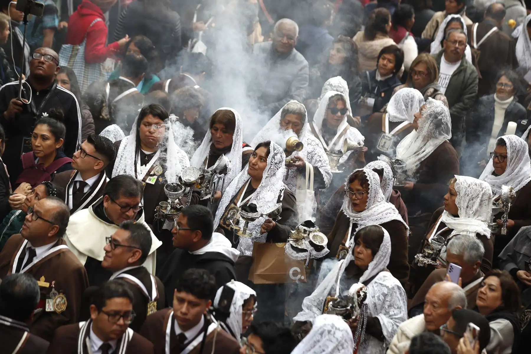 Hoy se inicia la procesión de la Santísima Virgen del Carmen que recorre las calles de Barrios Altos, en el Cercado de Lima, como parte de esta festividad, que se celebra todos los 16 de julio.
Foto: ANDINA/ Eddy Ramos