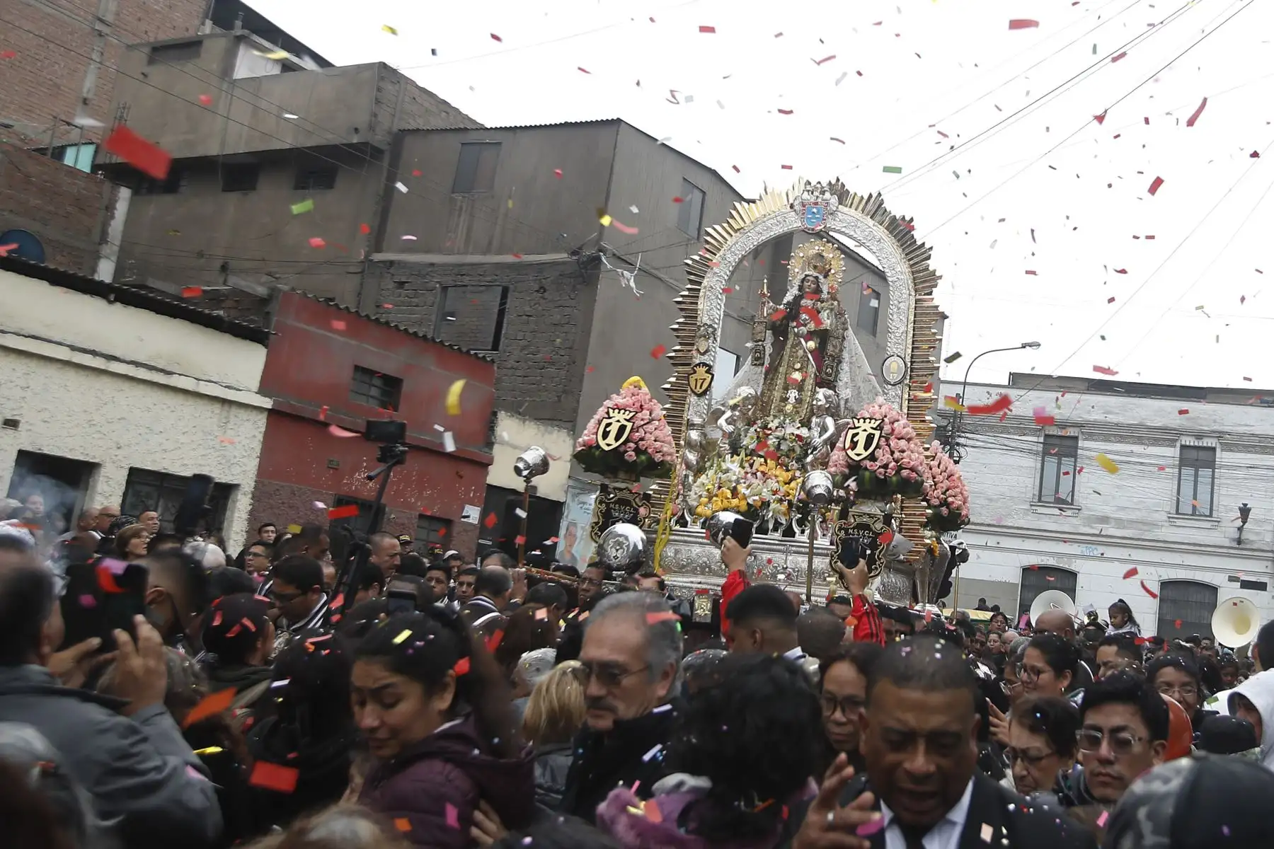 Hoy se inicia la procesión de la Santísima Virgen del Carmen que recorre las calles de Barrios Altos, en el Cercado de Lima, como parte de esta festividad, que se celebra todos los 16 de julio.
Foto: ANDINA/ Eddy Ramos