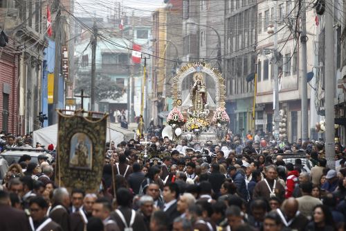 Santísima Virgen del Carmen recorre las calles de Barrios Altos en  Lima